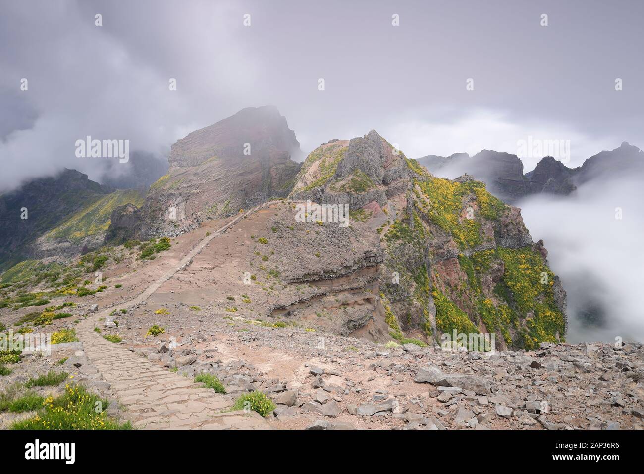 Dramatischer Bergkamm und vulkanische Klippen entlang des Wanderweges Vereda do Areeiro zwischen Pico do Arieiro und Pico das Torres auf Madeira bei Sonnenaufgang. Stockfoto