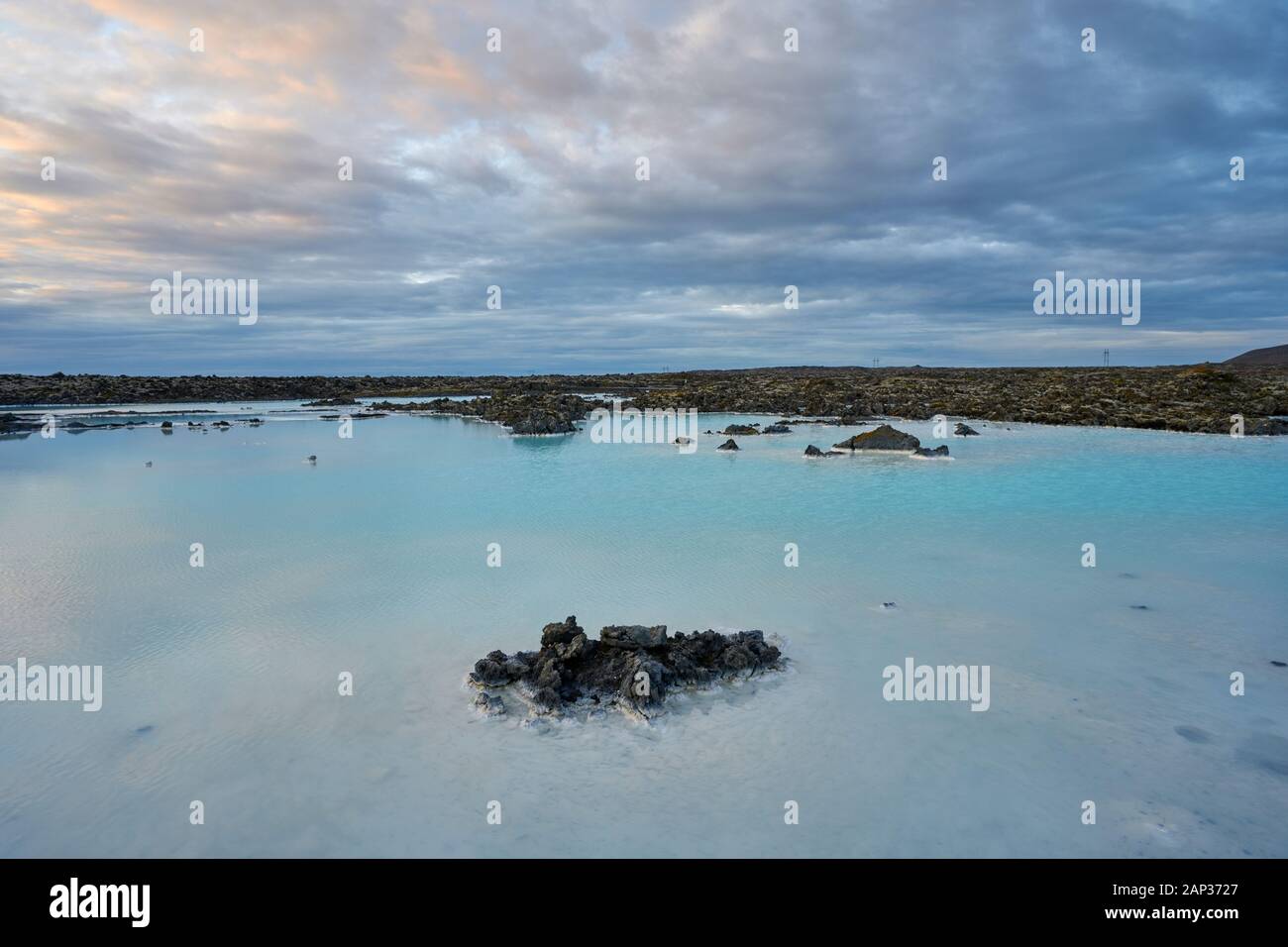 Szenische Ansicht der isländischen natürlichen geothermischen See und vulkanische Wüste Gelände unter bewölktem Himmel Stockfoto