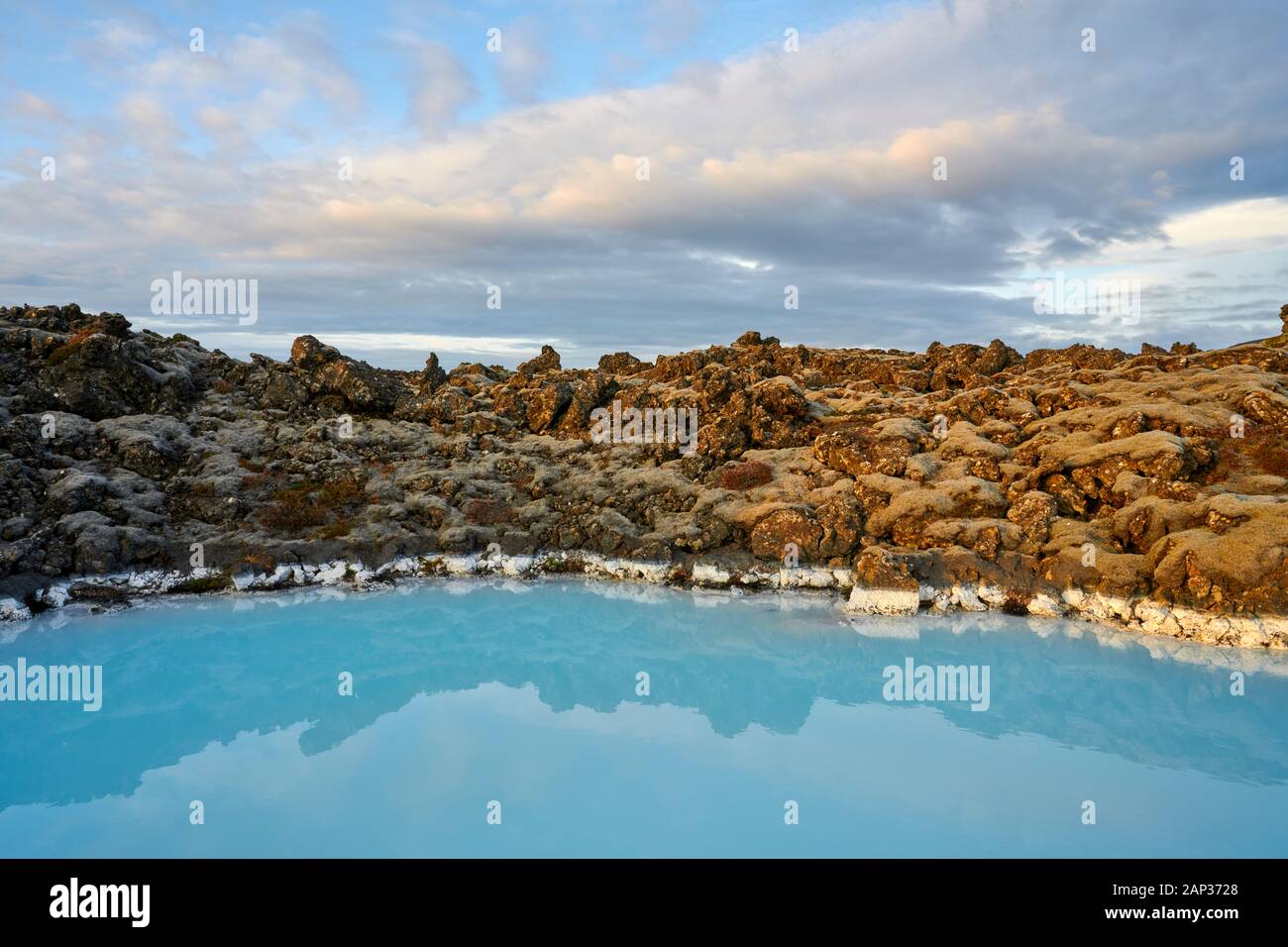 Malerische Ansicht der vulkanischen Wüste Gelände um heiß Erdwärme Feder unter bewölktem Himmel Stockfoto