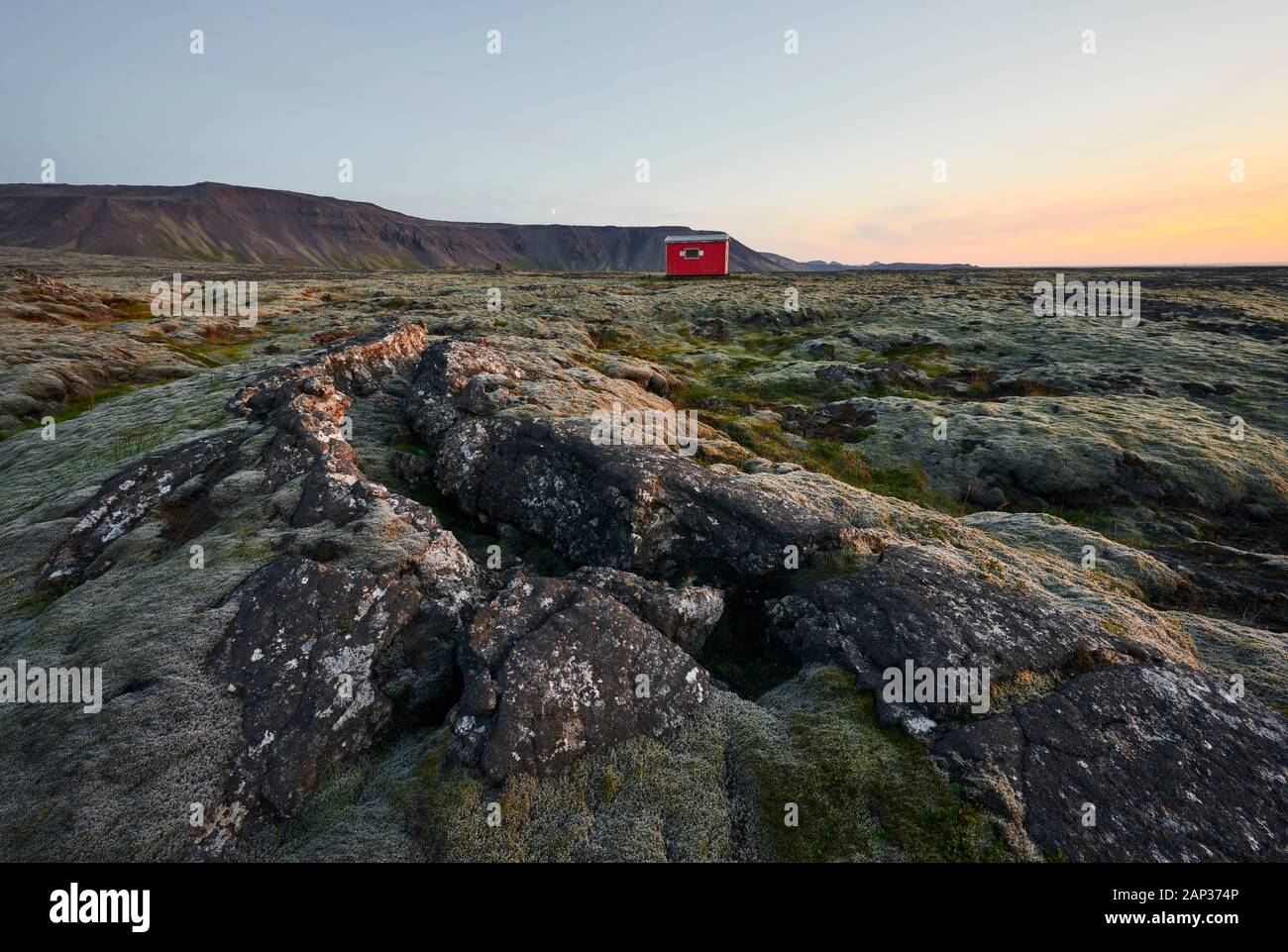 Malerische Aussicht auf die Berge und das vulkanische Wüste Gelände mit Infrarotkabine bei Sonnenuntergang Stockfoto