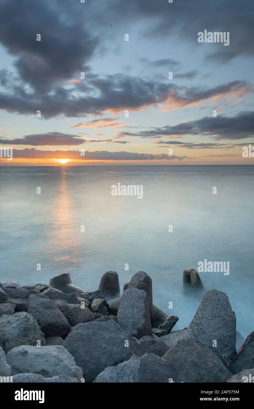 Landschaftsfotografie von Sonnenuntergang in der Nähe des Anfi del Mar Strandes im Süden von Gran Canaria, Kanarische Inseln, Spanien Stockfoto