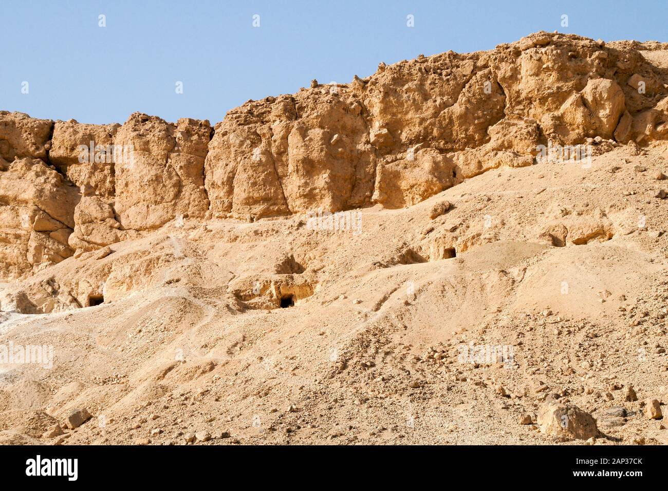 Ägypten, das Tal der Könige. Hoch auf den Wänden der Tal sind die Ausgrabungen von mehreren alten Gräbern. Stockfoto