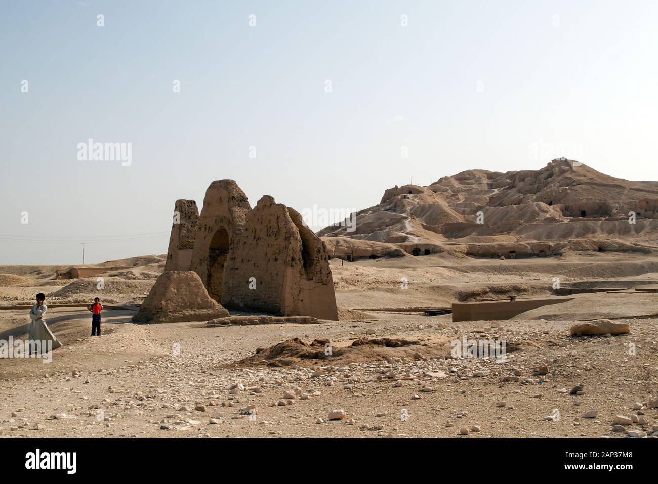 Ägypten, das Tal der Könige. Zwei junge Männer an einer archäologischen Stätte in der Nähe der Gräber der Prinzessinnen. Stockfoto