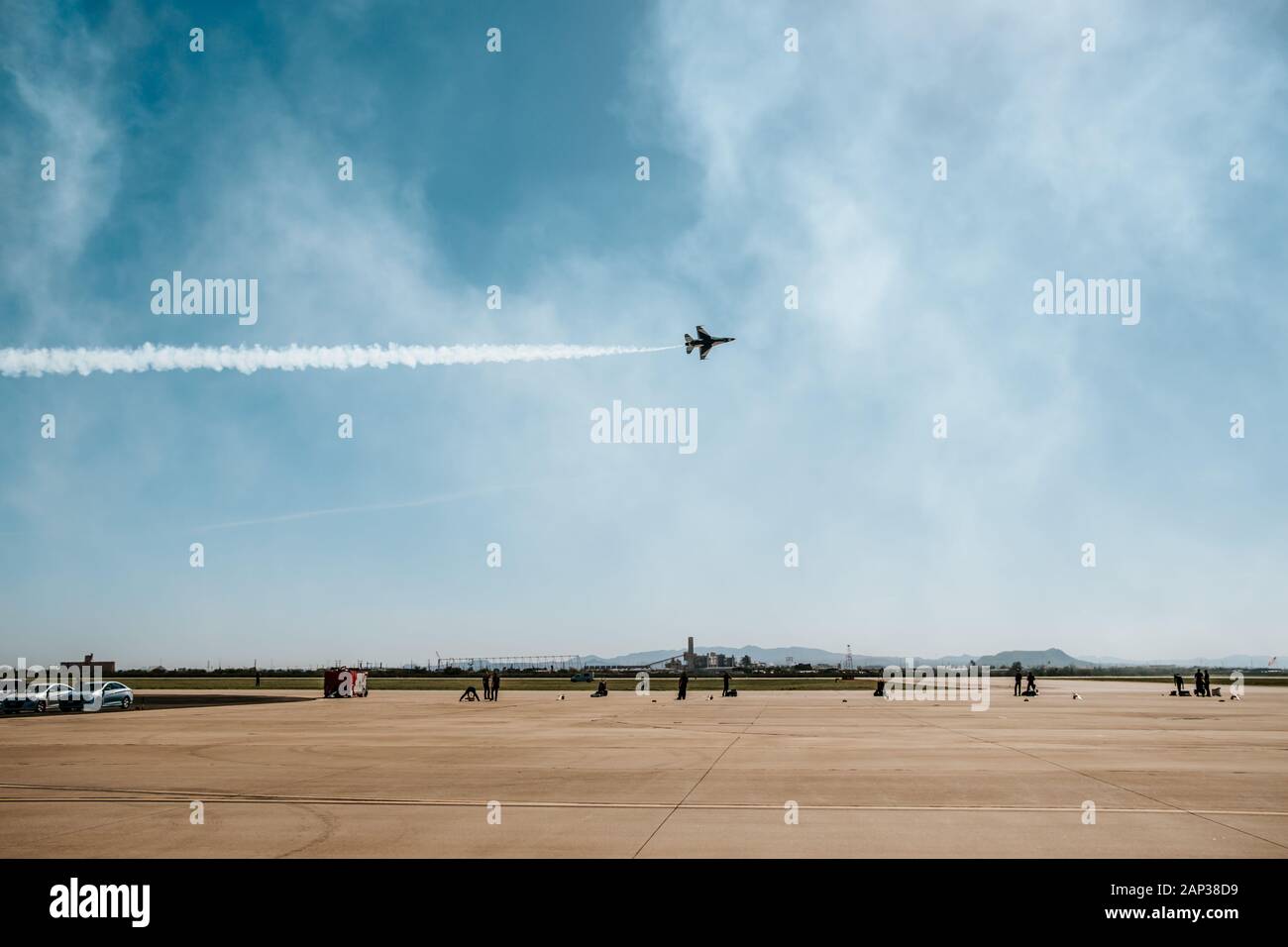 f 16 Kampfjet fliegen auf der Flugschau Stockfoto