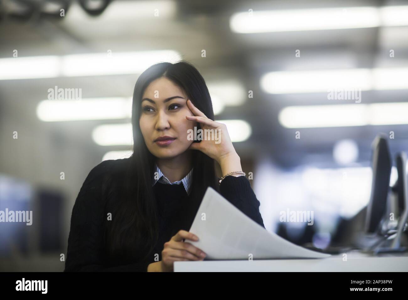 Junge asienfrau mit Papier in einem Büro arbeitet Stockfoto