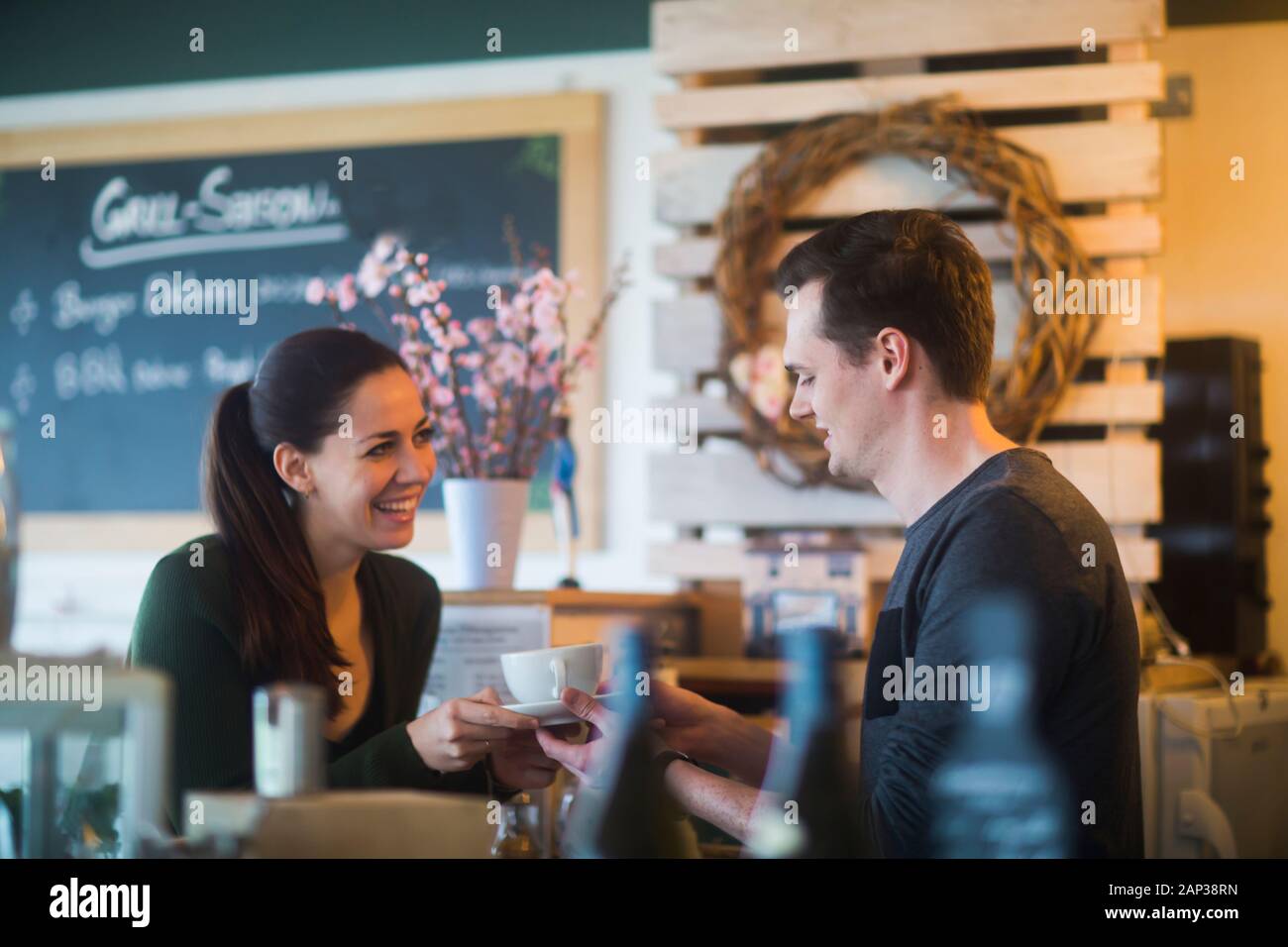 Junges Paar in einem Restaurant, das Kaffee trinkt Stockfoto