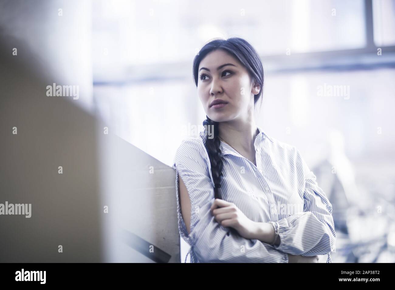 Junge asienfrau mit Papier in einem Büro Stockfoto
