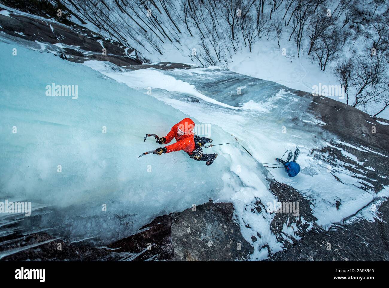 Mann Eisklettern auf Cathedral Ledge in North Conway, New Hampshire Stockfoto