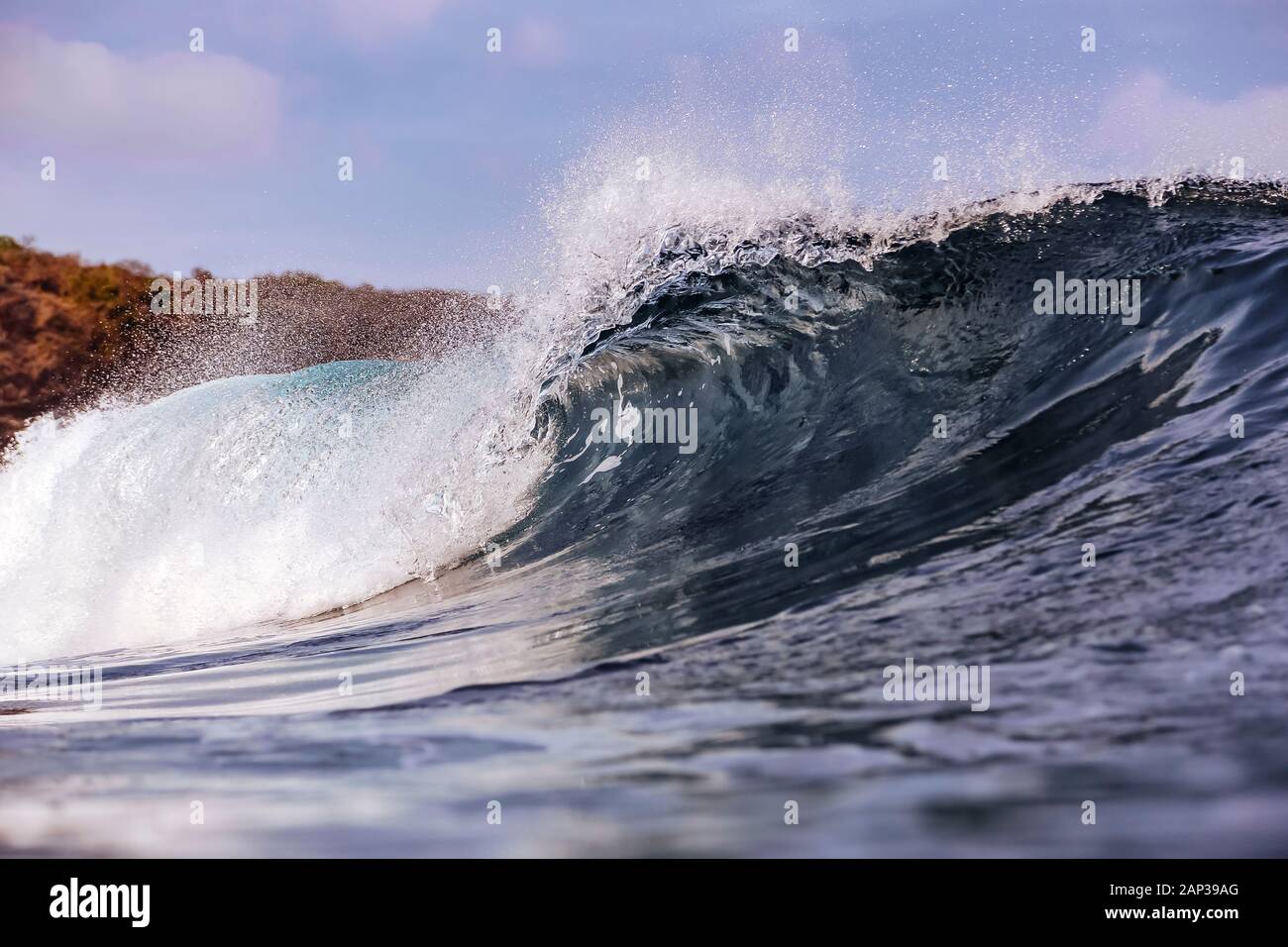 Close up Schießen einer Welle brechen Stockfoto