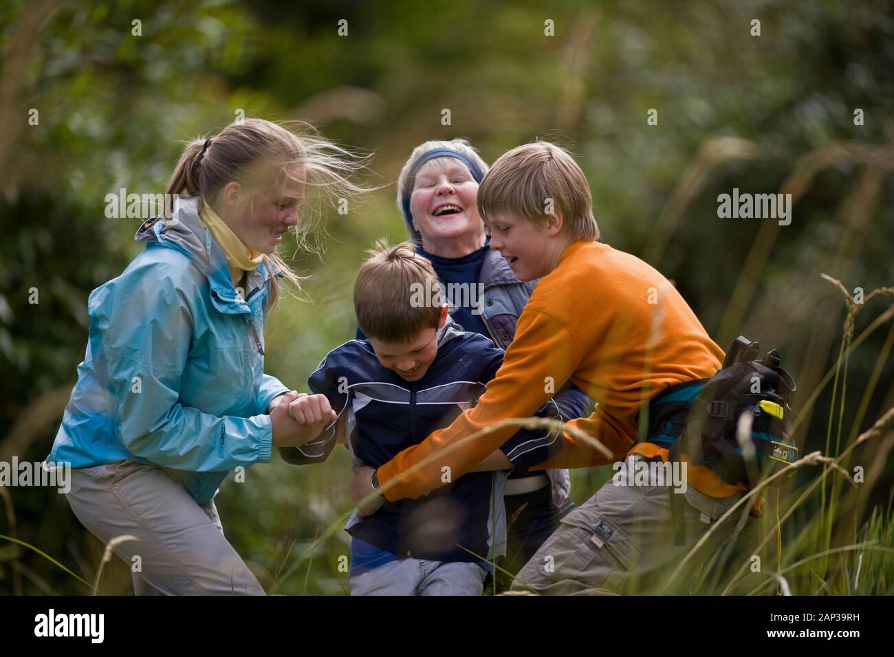 Enkel und Großmutter Spaß im Freien Stockfoto