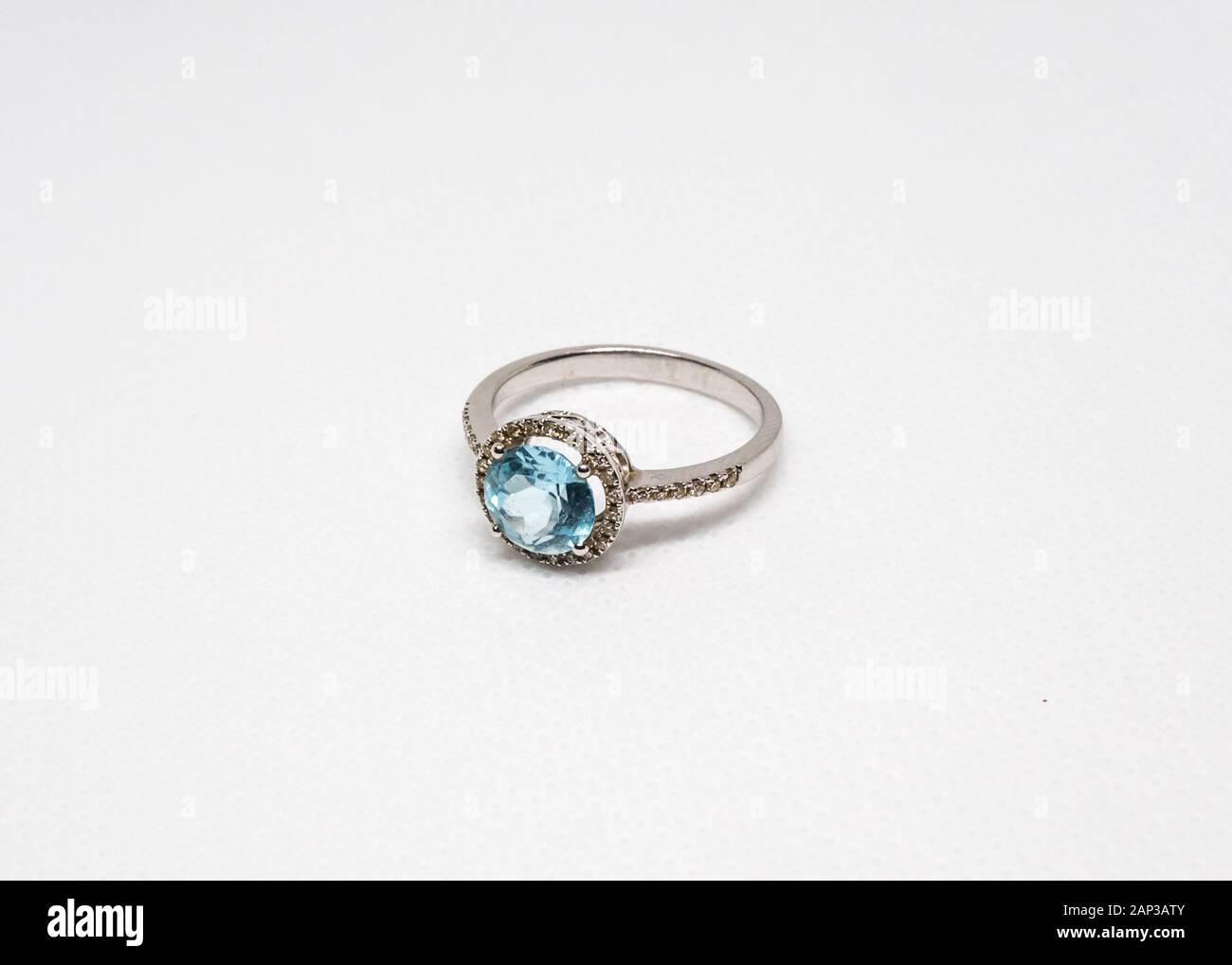 Ring mit Steinen, weiß gold weißer Hintergrund Stockfoto