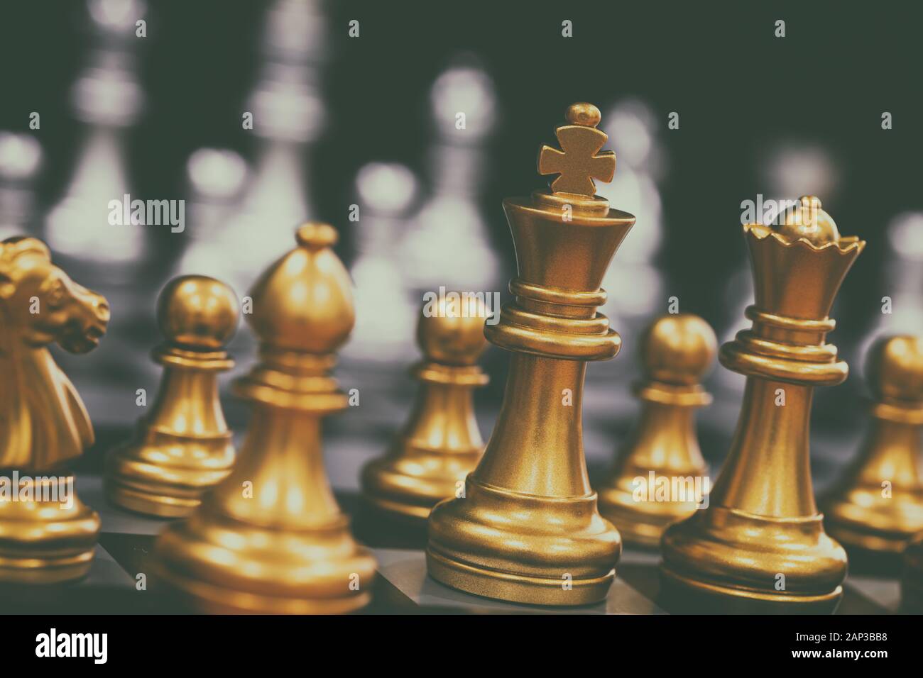 Der König in der Schlacht schach spiel stehen auf Schachbrett mit schwarzem Hintergrund isoliert. Business Leader Konzept für Markt strategie. Intelligenz Cha Stockfoto