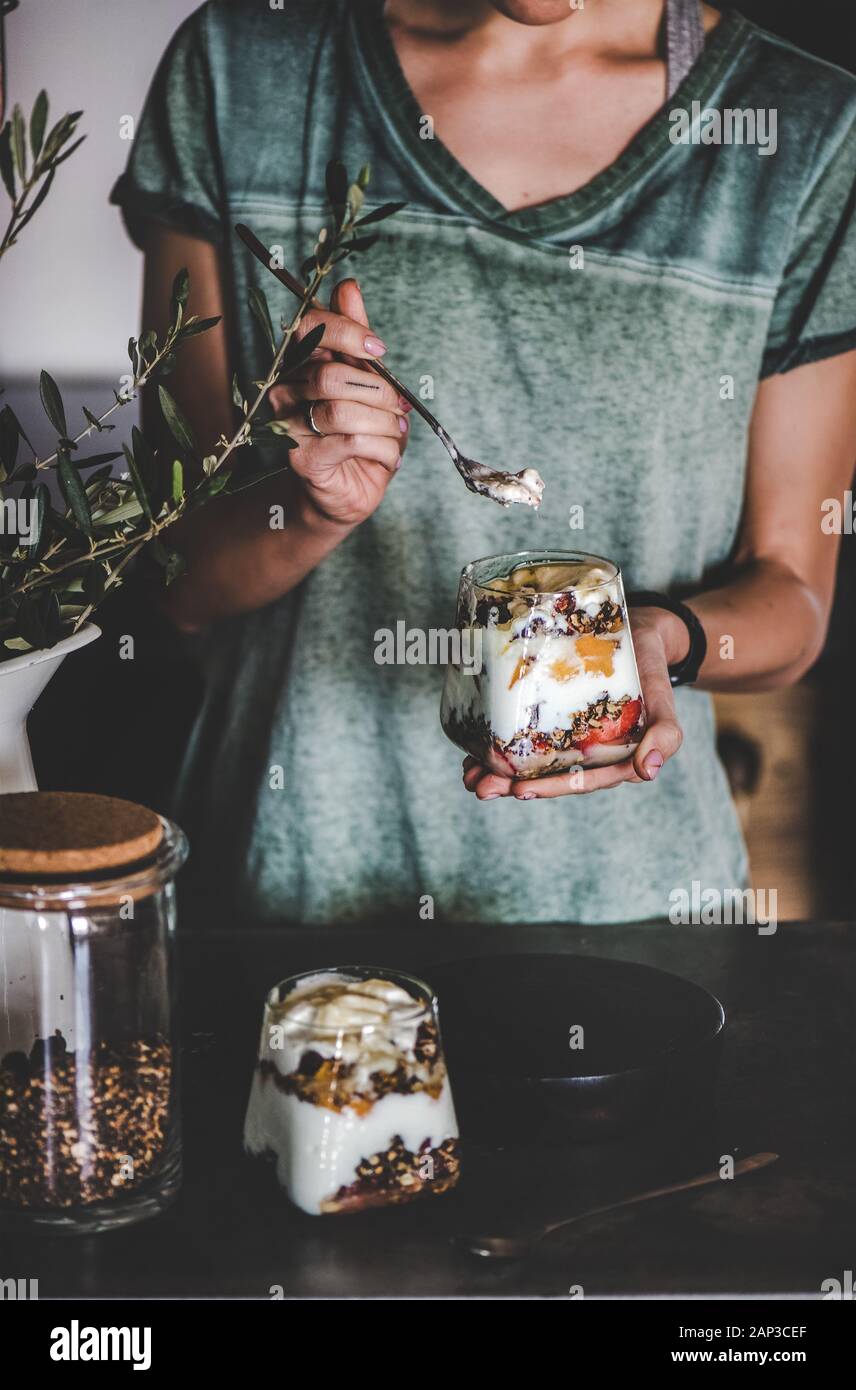 Frau mit gesunden Veganes Frühstück mit Joghurt im Glas Stockfoto