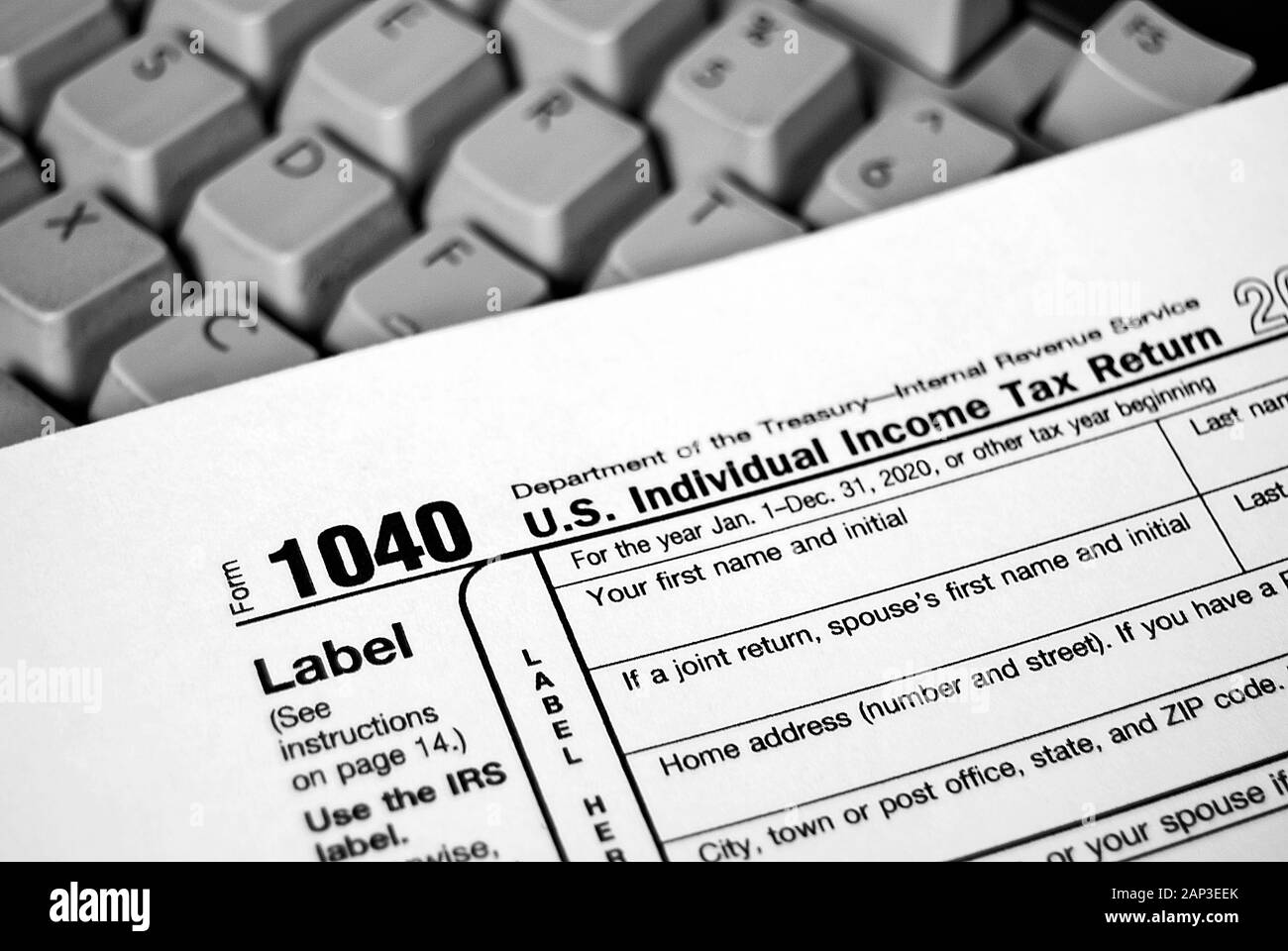 Nahaufnahme der Internal Revenue Service 1040 Einkommensteuer Formular auf dem Computer Tastatur Stockfoto