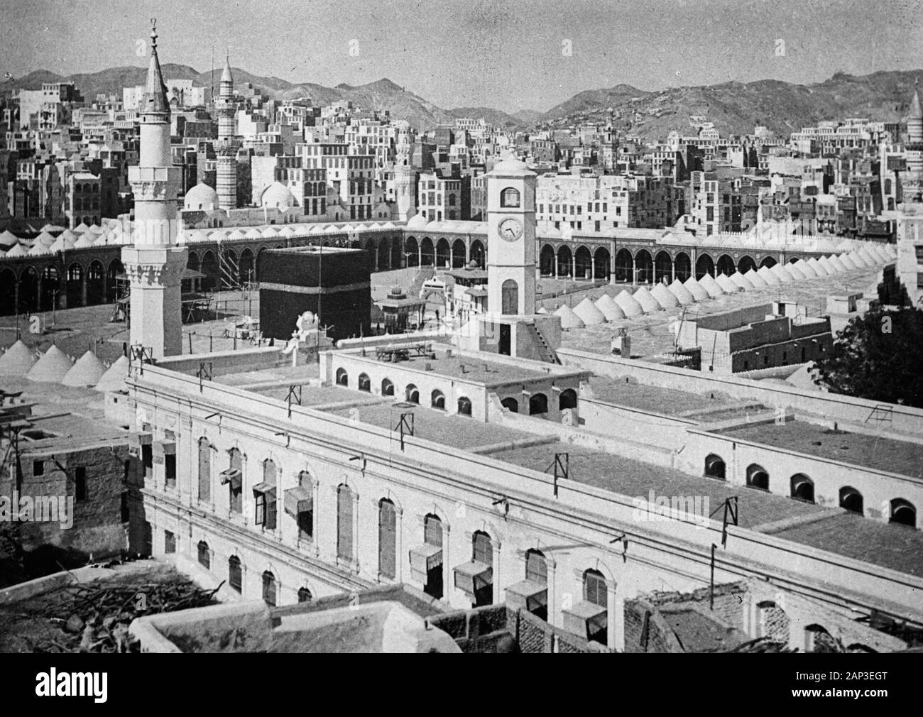 Mekka, um 1910. Bird's-eye der Kaaba mit der Stadt im Hintergrund Stockfoto