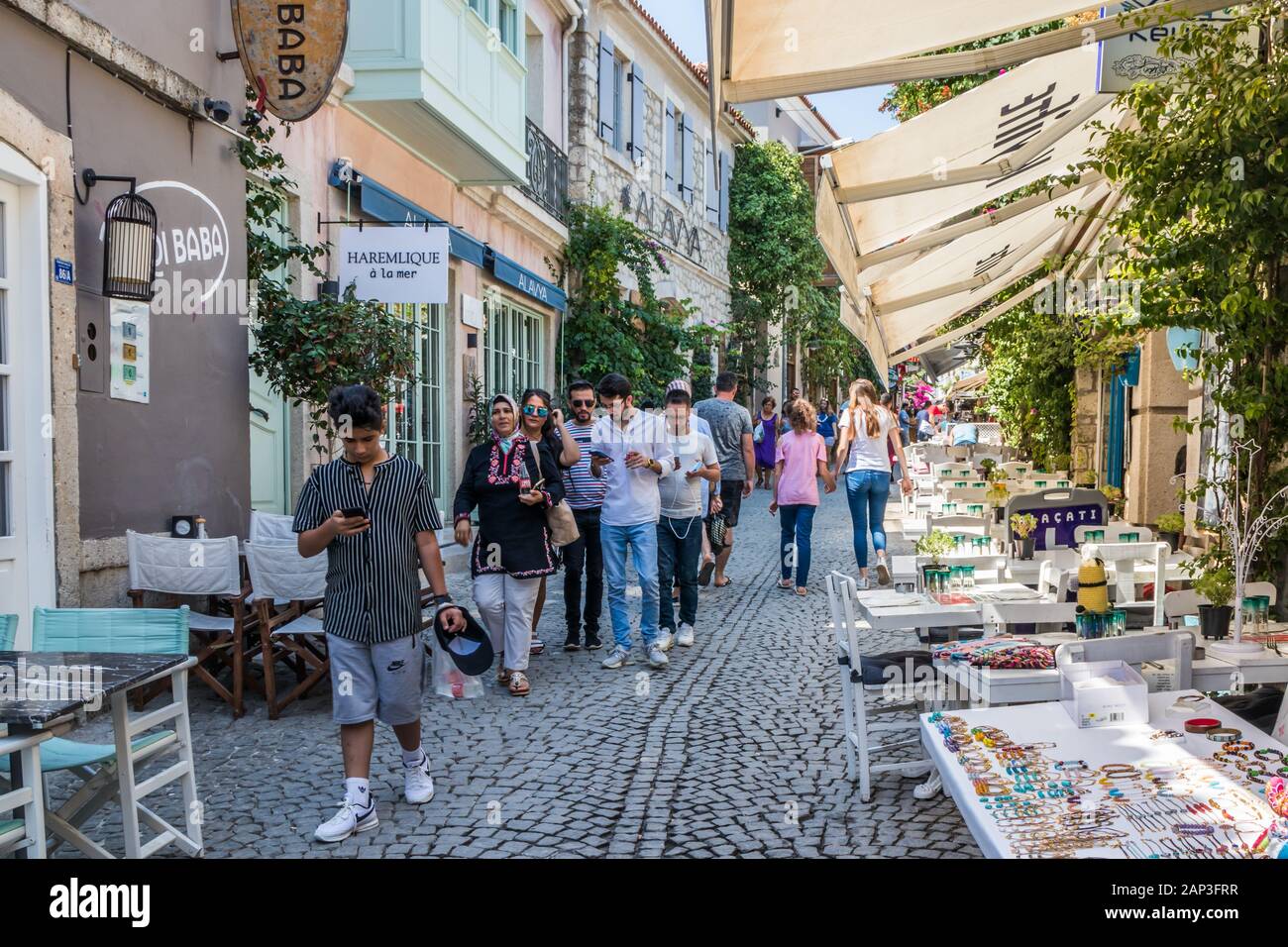 Alacati, Türkei - 4. September 2019: Touristen zu Fuß Einkaufsstraße. Die Stadt ist ein beliebtes Ziel für Touristen. Stockfoto