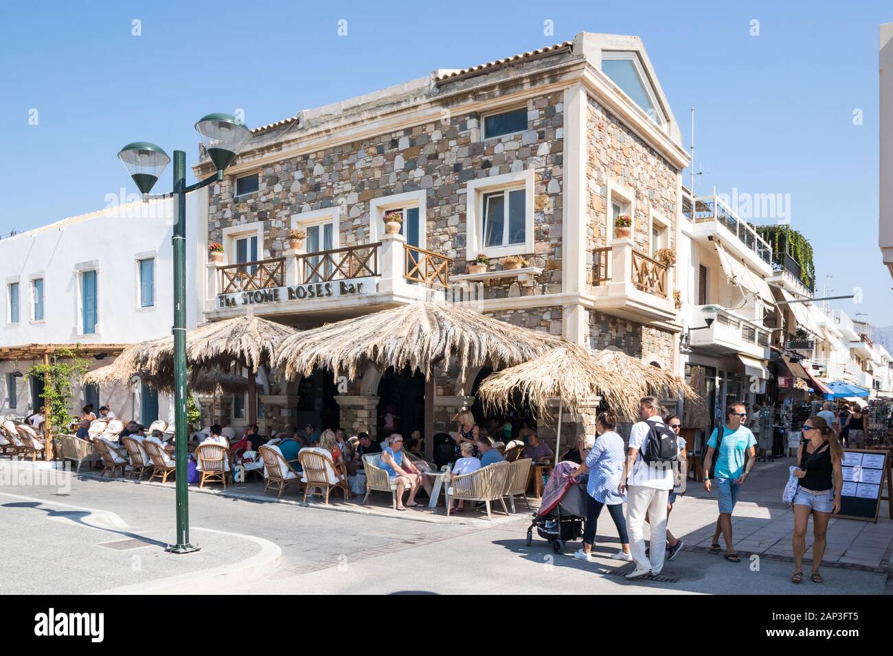 Kardamena an, Kos, Griechenland - 20. September 2019: Der Stein bar Rosen in der Mitte der Stadt, die Stadt ist ein beliebtes Urlaubsziel. Stockfoto