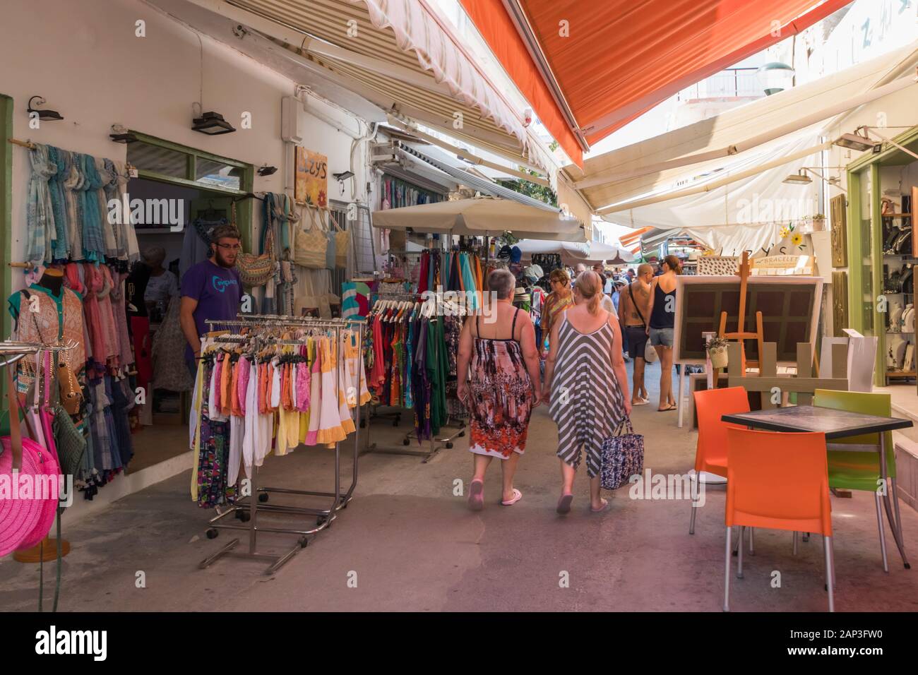 Kardamena an, Kos, Griechenland - 20. September 2019: Leute, Shopping auf der Main Street, Die Stadt ist ein beliebtes Urlaubsziel. Stockfoto