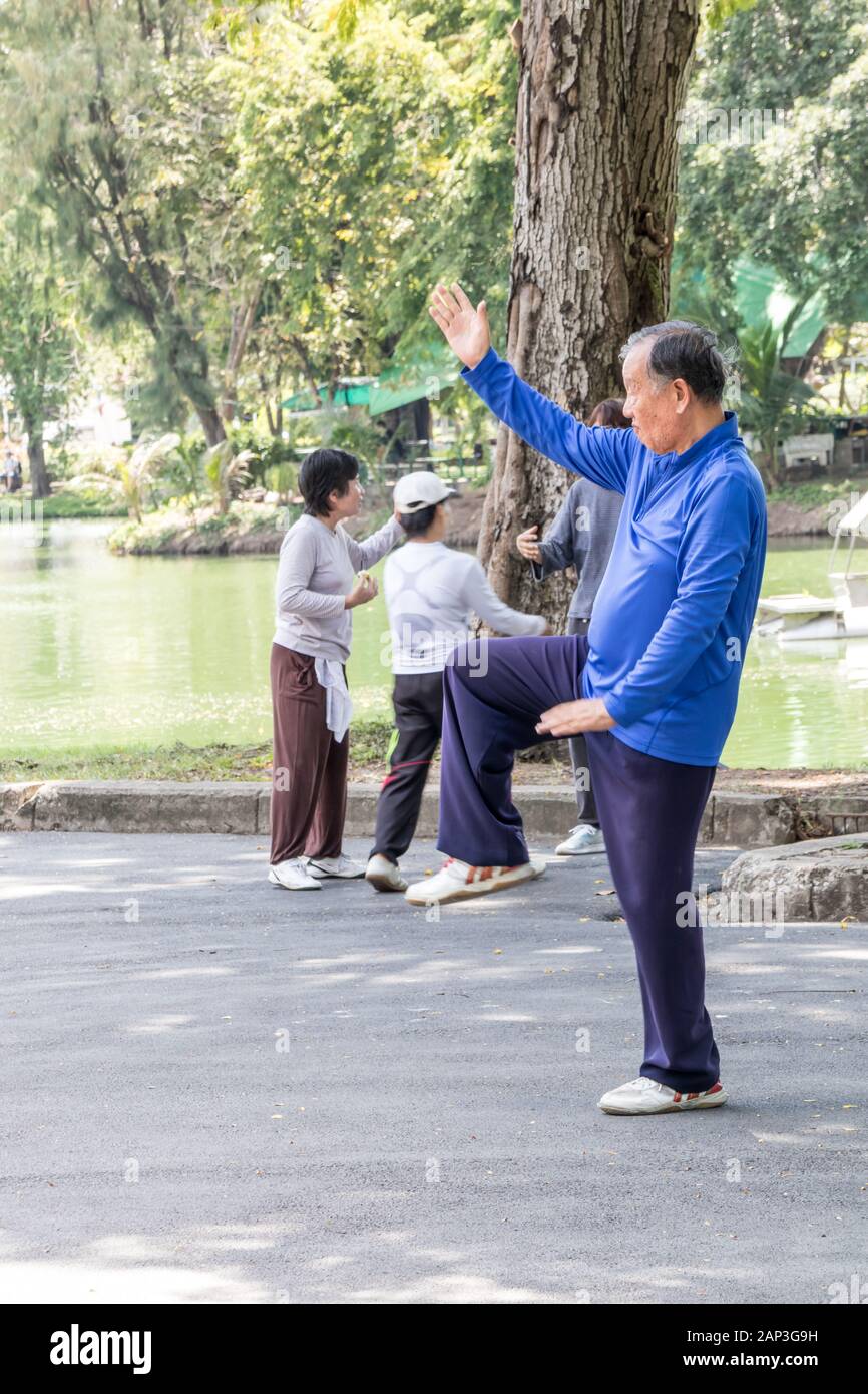 Bangkok, Thailand - 27. September 2018: Menschen üben von Tai Chi in Lumphini Park See. Der Park befindet sich im Zentrum der Stadt. Stockfoto