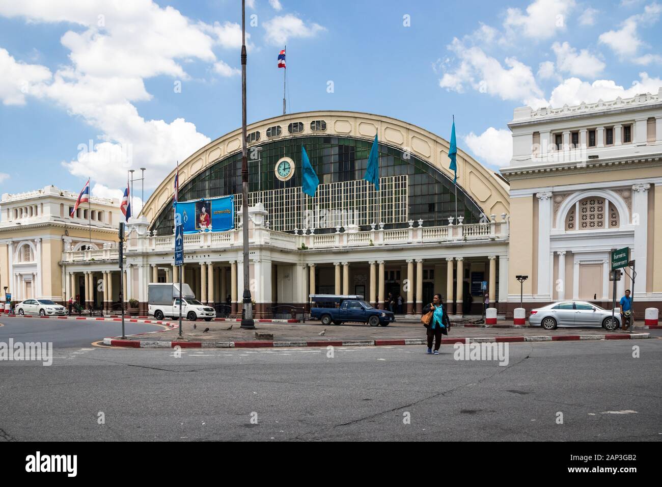 Bangkok, Thailand - 27. September 2018: Haupteingang nach Hua Lamphong railway station. Züge fahren hier für Nord und Süd Thailand. Stockfoto