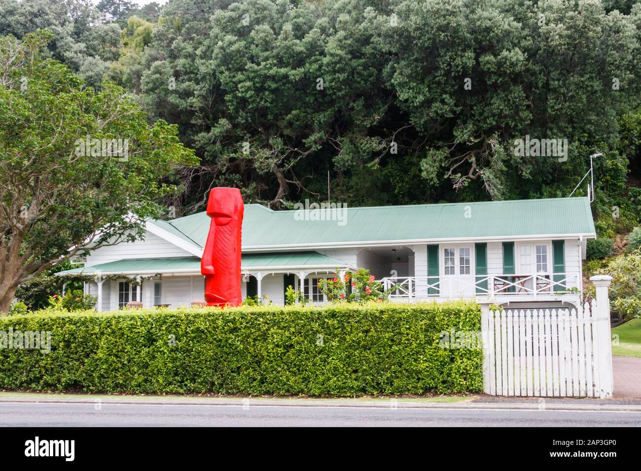 Coromandel, Neuseeland - 6. März 2012: Typisches Haus mit Maori Statue im Garten. Maoris hat seinen Ursprung in Polynesien. Stockfoto