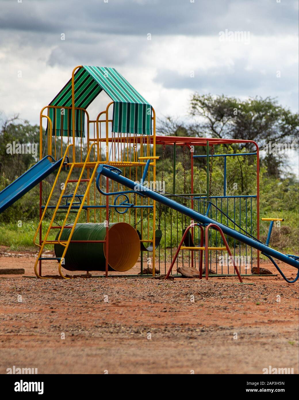 Ein Foto eines Spielhauses im Freien aus Metallbars für Kindergartenkinder in Botswana, afrika. Stockfoto