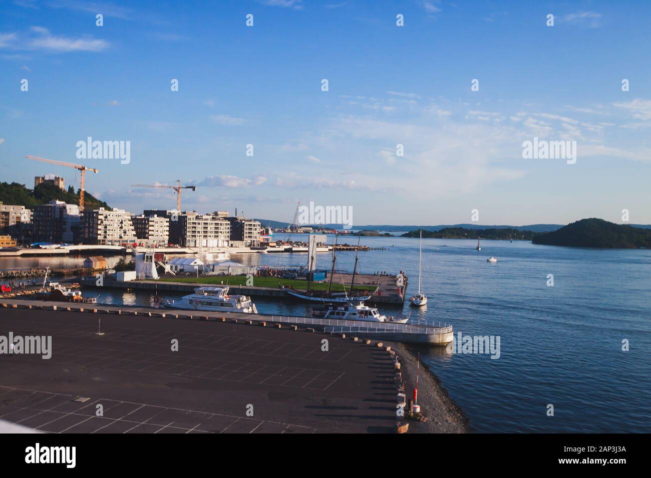 Blick auf die Stadt Oslo, der Hauptstadt Norwegens, mit Sentrum Borough, neuen Stadtteil und Hafen, Blick von der Oper Oslo, Norwegen Stockfoto