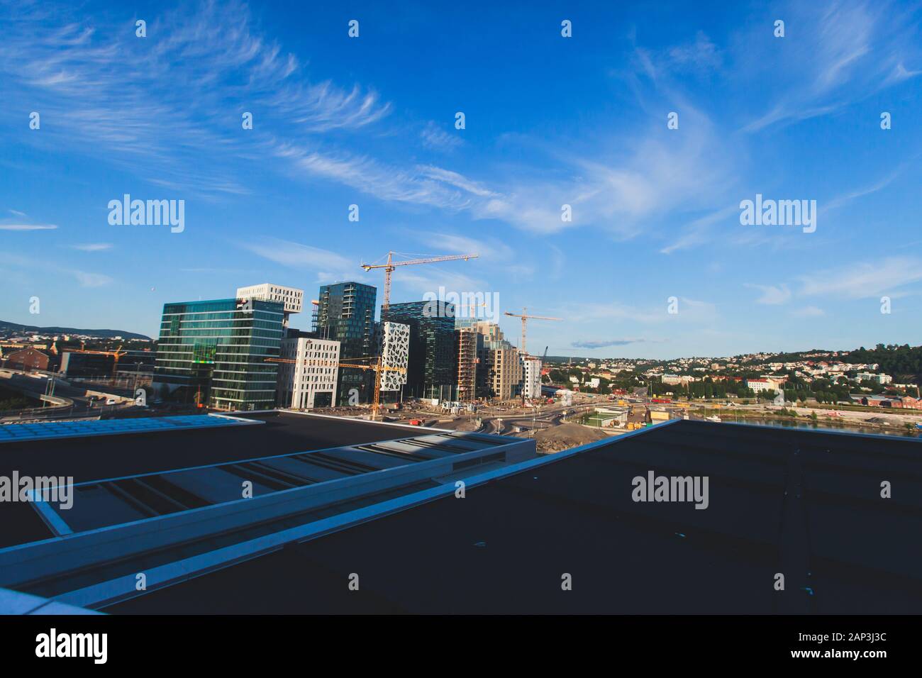 Blick auf die Stadt Oslo, der Hauptstadt Norwegens, mit Sentrum Borough, neuen Stadtteil und Hafen, Blick von der Oper Oslo, Norwegen Stockfoto