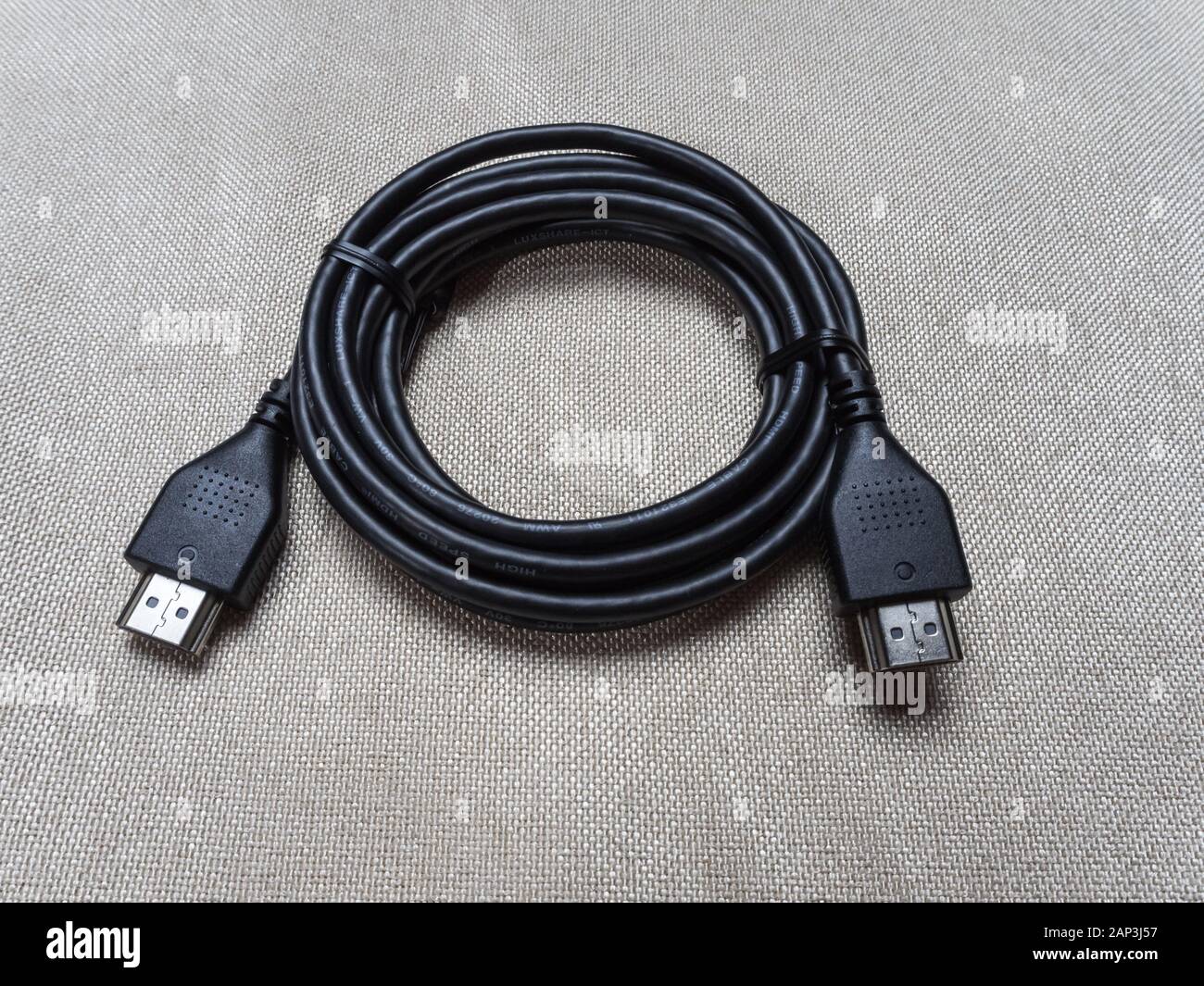 Schwarz twisted HDMI-Kabel für Sony PlayStation Konsole auf dem Tisch Stockfoto
