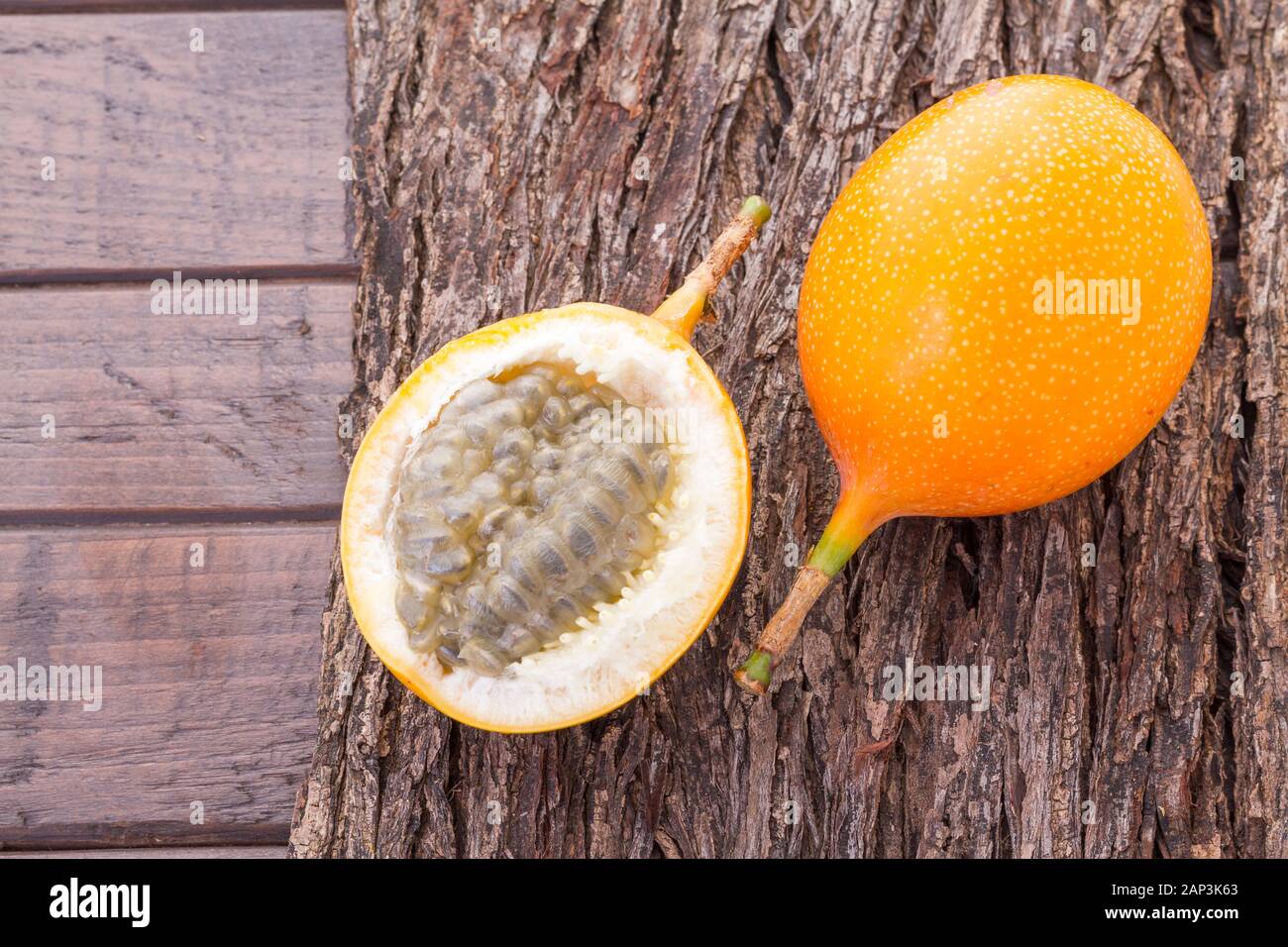 Passionsfrucht Granadilla auf dem Tisch - Passiflora ligularis Stockfoto