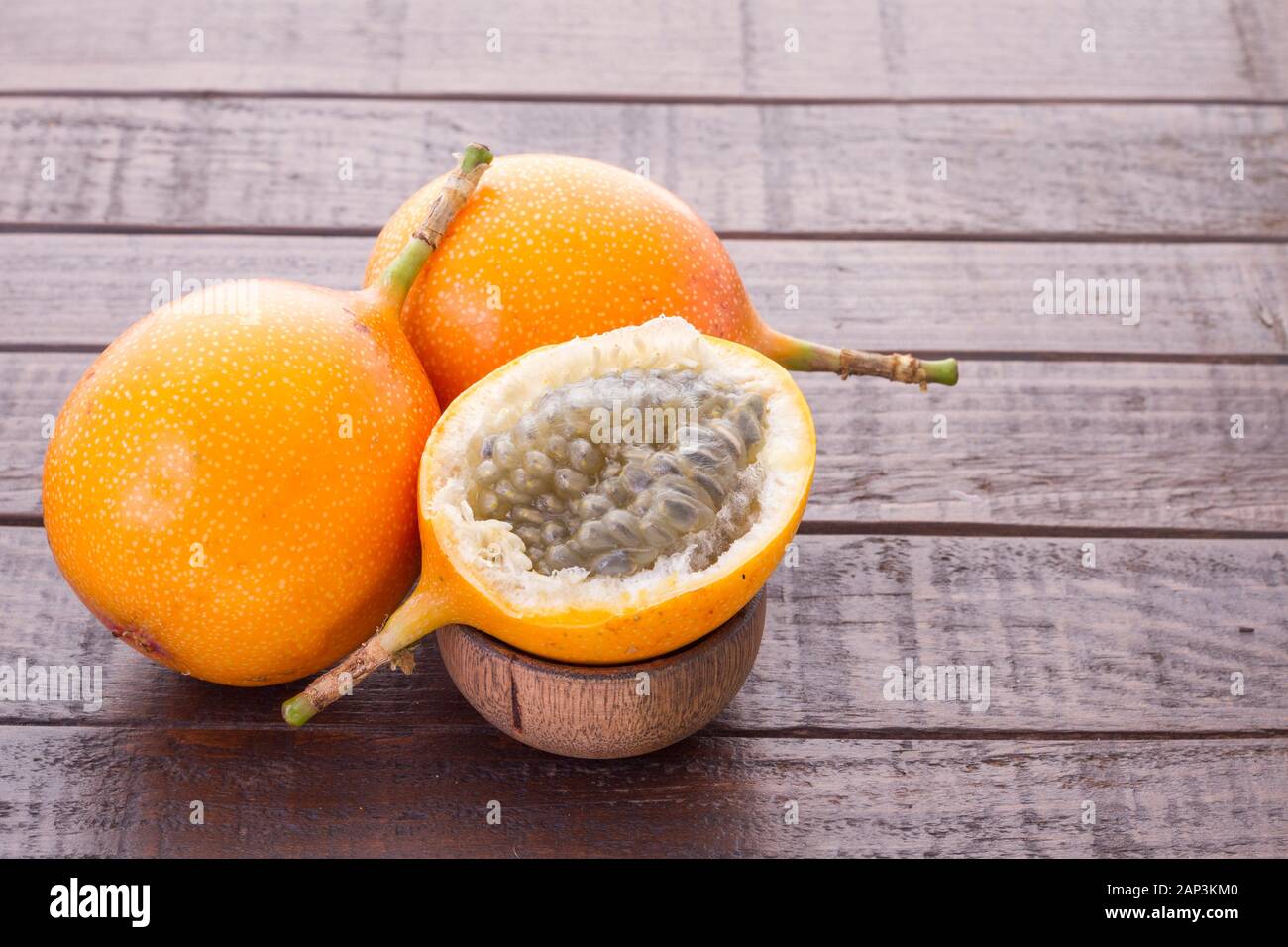 Passionsfrucht Granadilla auf dem Tisch - Passiflora ligularis Stockfoto
