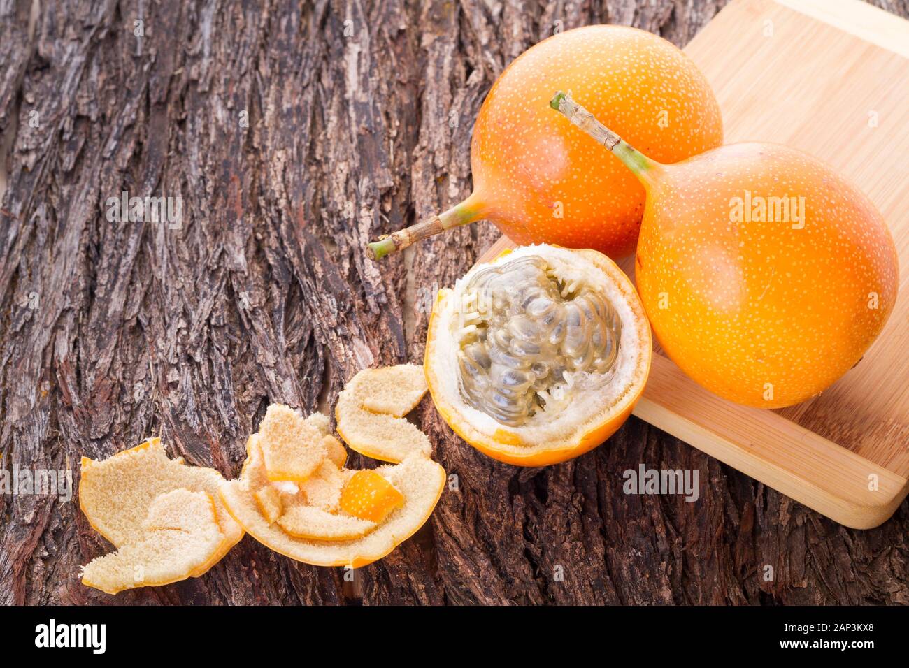 Passionsfrucht Granadilla auf dem Tisch - Passiflora ligularis Stockfoto