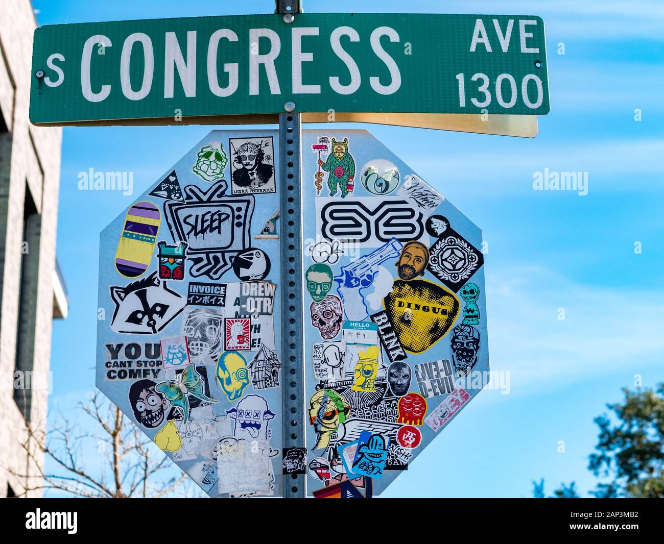 Straßenschild South Congress Ave mit aufgesetztem aufgeputztem Stoppschild in Austin, Texas. Stockfoto