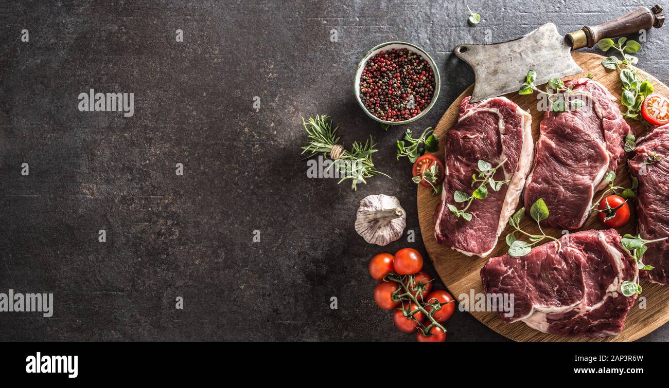 Rindfleisch Ribe eye Steaks mit Rosmarin, Oregano und Tomaten oben anzeigen Stockfoto