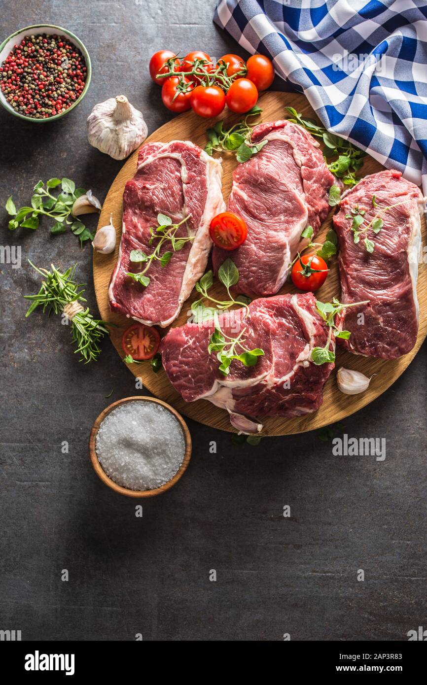 Rindfleisch Ribe eye Steaks mit Rosmarin, Oregano und Tomaten/Paradeiser Stockfoto