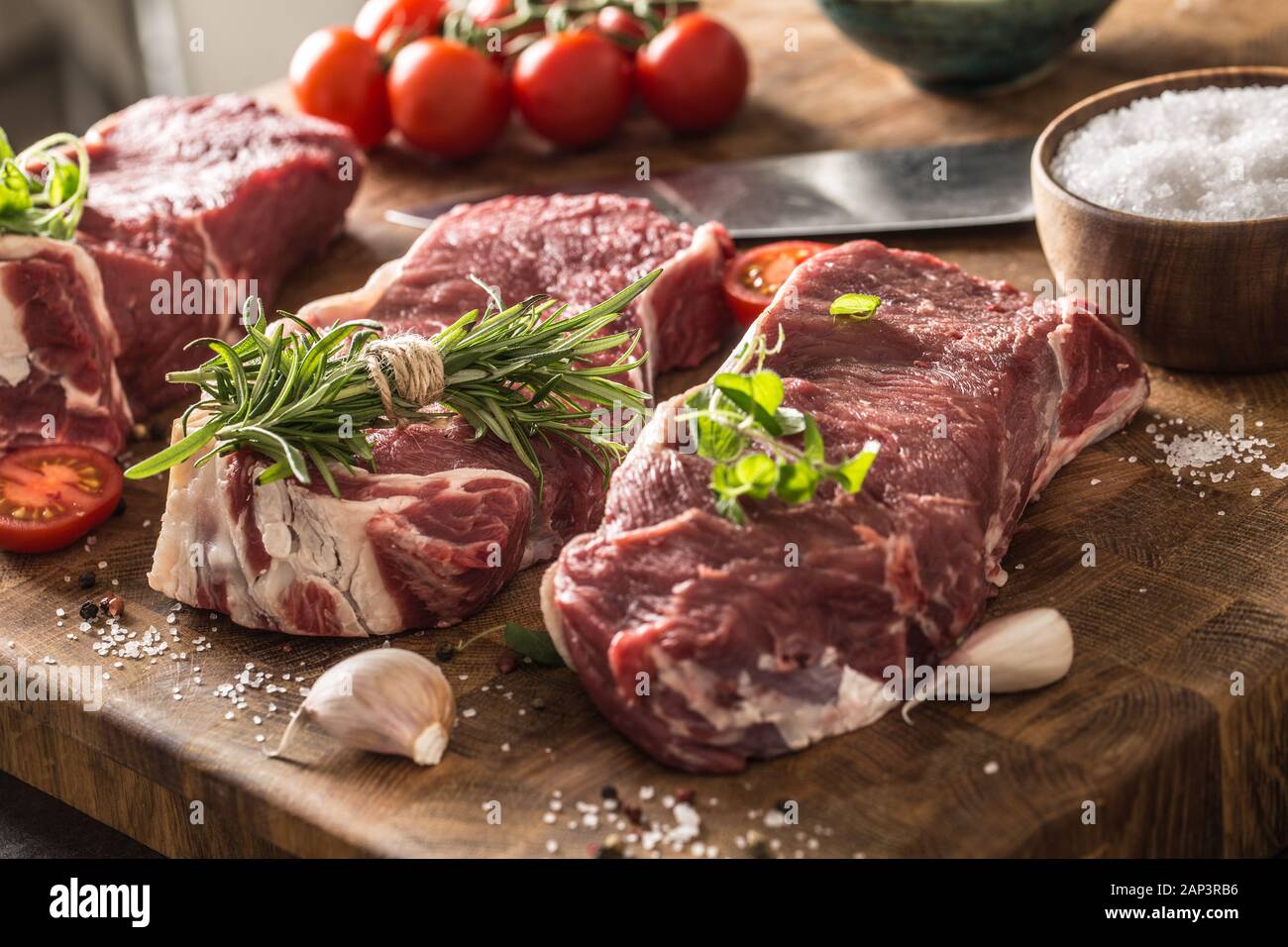 Rindfleisch Ribe eye Steaks mit rosemar Oregano und Tomaten/Paradeiser Stockfoto