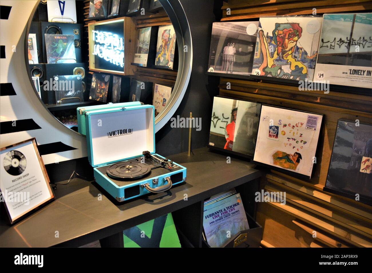 Alte Zeit tragbare Plattenspieler und Vinyl-Schallplatten zum Verkauf Als  Retro- und Sammlerstücke im High-End-Hotel in Santa Barbara Kalifornien  Stockfotografie - Alamy