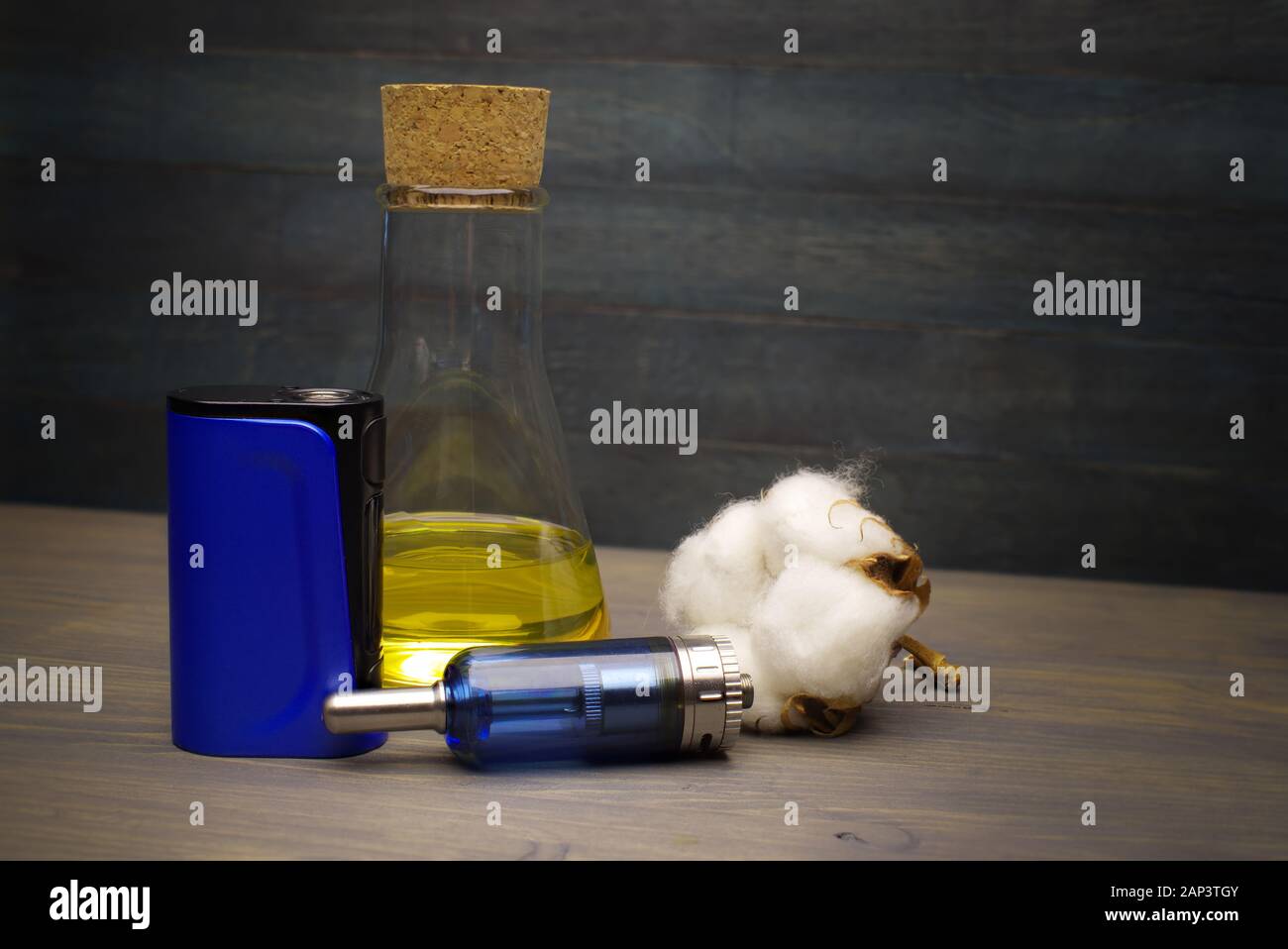 vape liquid flavours Elektronische Zigaretten- oder Vaping-Geräte mit natürlicher Baumwolle,  Kork stoppte Kolben mit Vape-Flüssigkeit Stockfotografie