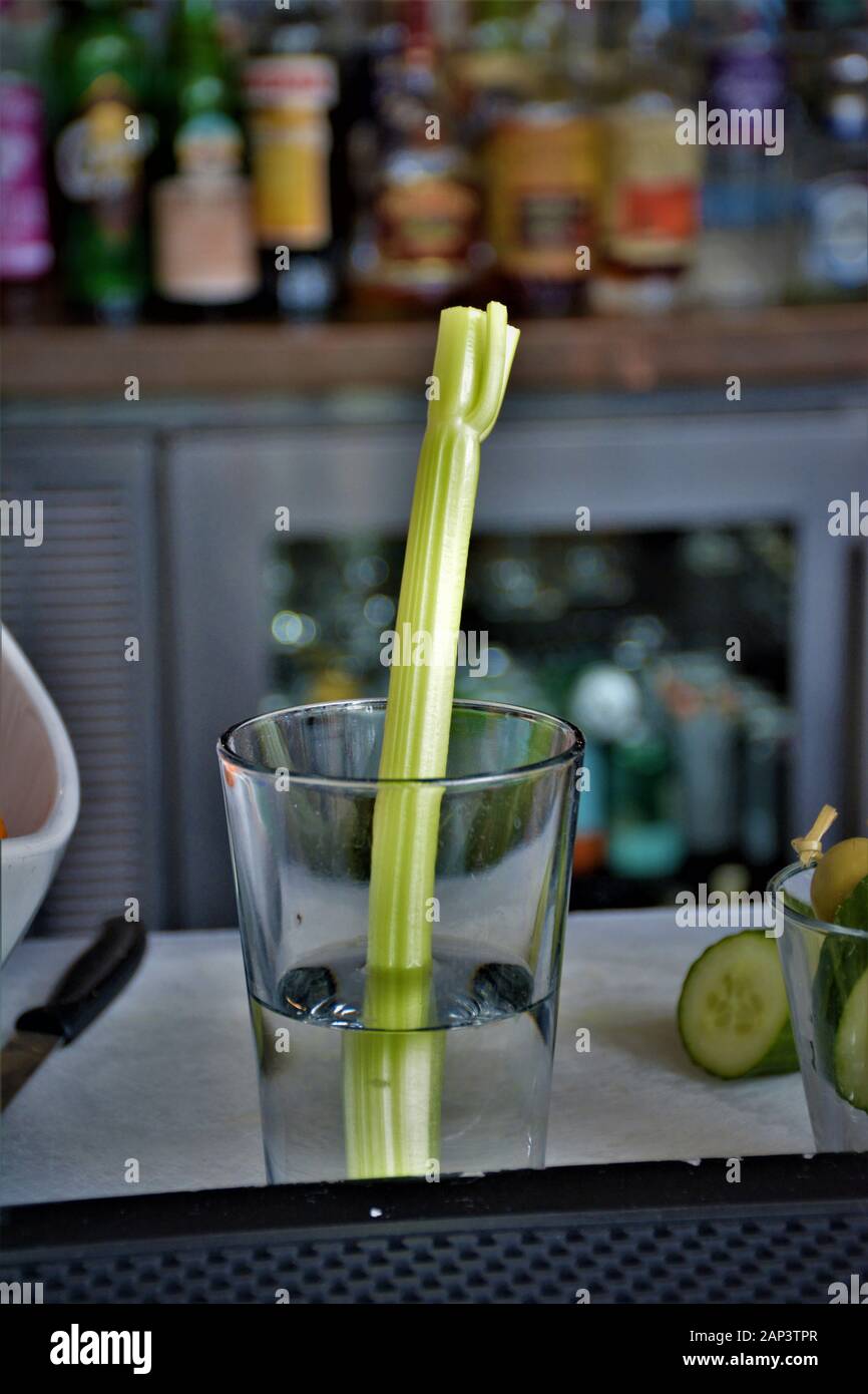 Barkeeper schneidet die Artikel an der Bar draußen, um sie zu den harten Likörgetränken hinzuzufügen Stockfoto