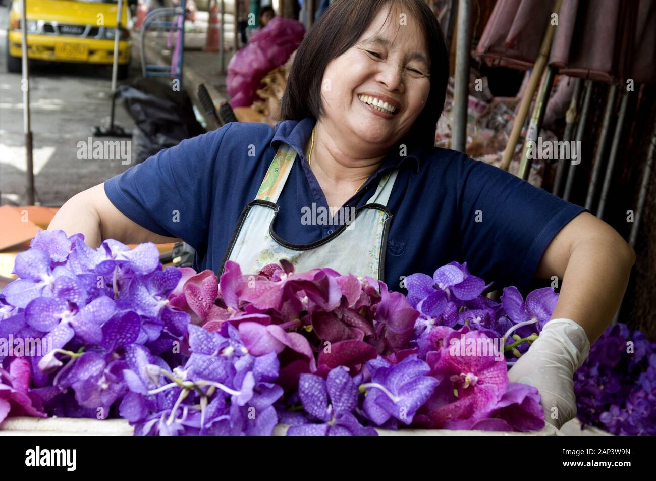 Eine fröhliche weibliche Verkäuferin auf dem Blumenmarkt neben dem Ping-Fluss, Chiang Mai, Thailand Stockfoto