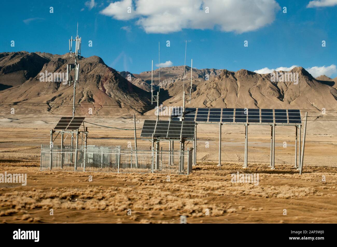 Solaranlage am Straßenrand auf dem tibetischen Plateau, China Stockfoto