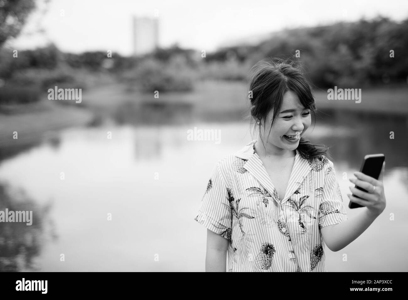Junge schöne asiatische tourist Frau Entspannung im Park Stockfoto