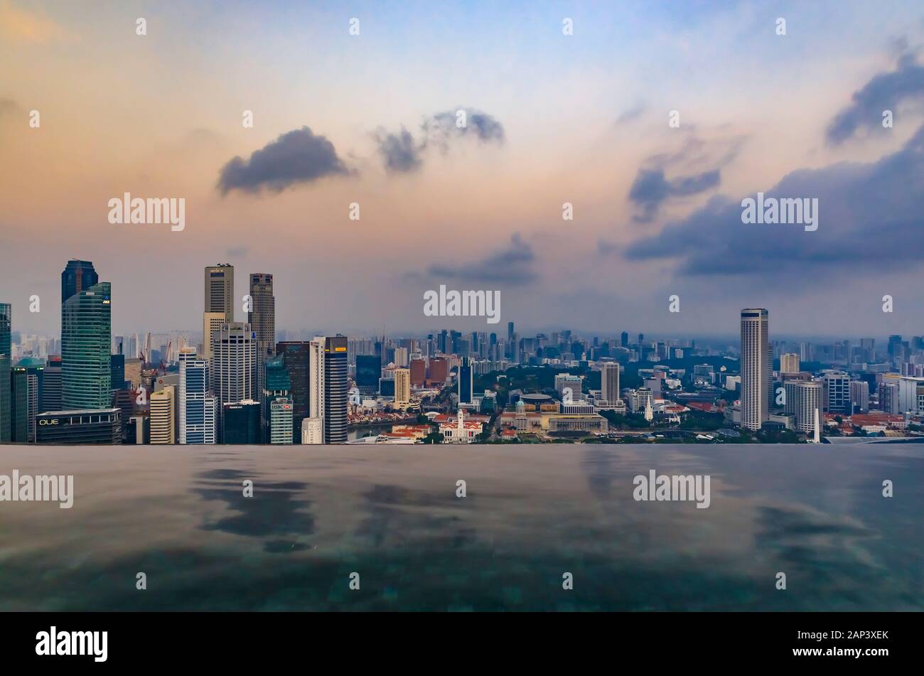Singapur - September 07, 2019: Berühmte infinity Surf Board Pool in der Marina Bay Sands Hotel und die Skyline der Stadt mit Wolkenkratzern bei Sonnenaufgang Stockfoto
