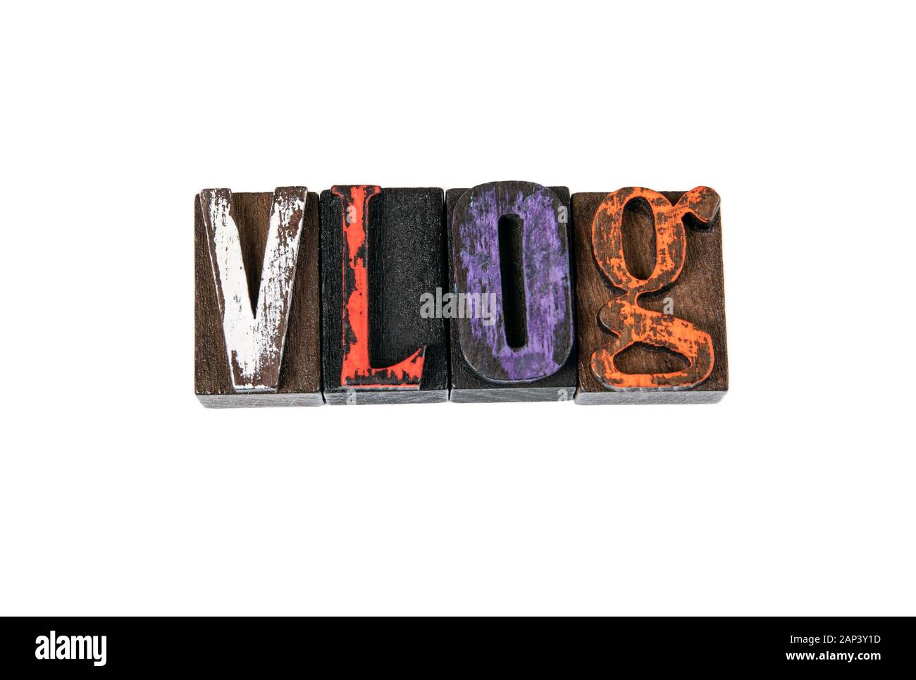 Vlog. Social Media, Popularität, Beeinflusser und Marketing. Farbige Holz Buchstaben auf weißem Hintergrund Stockfoto
