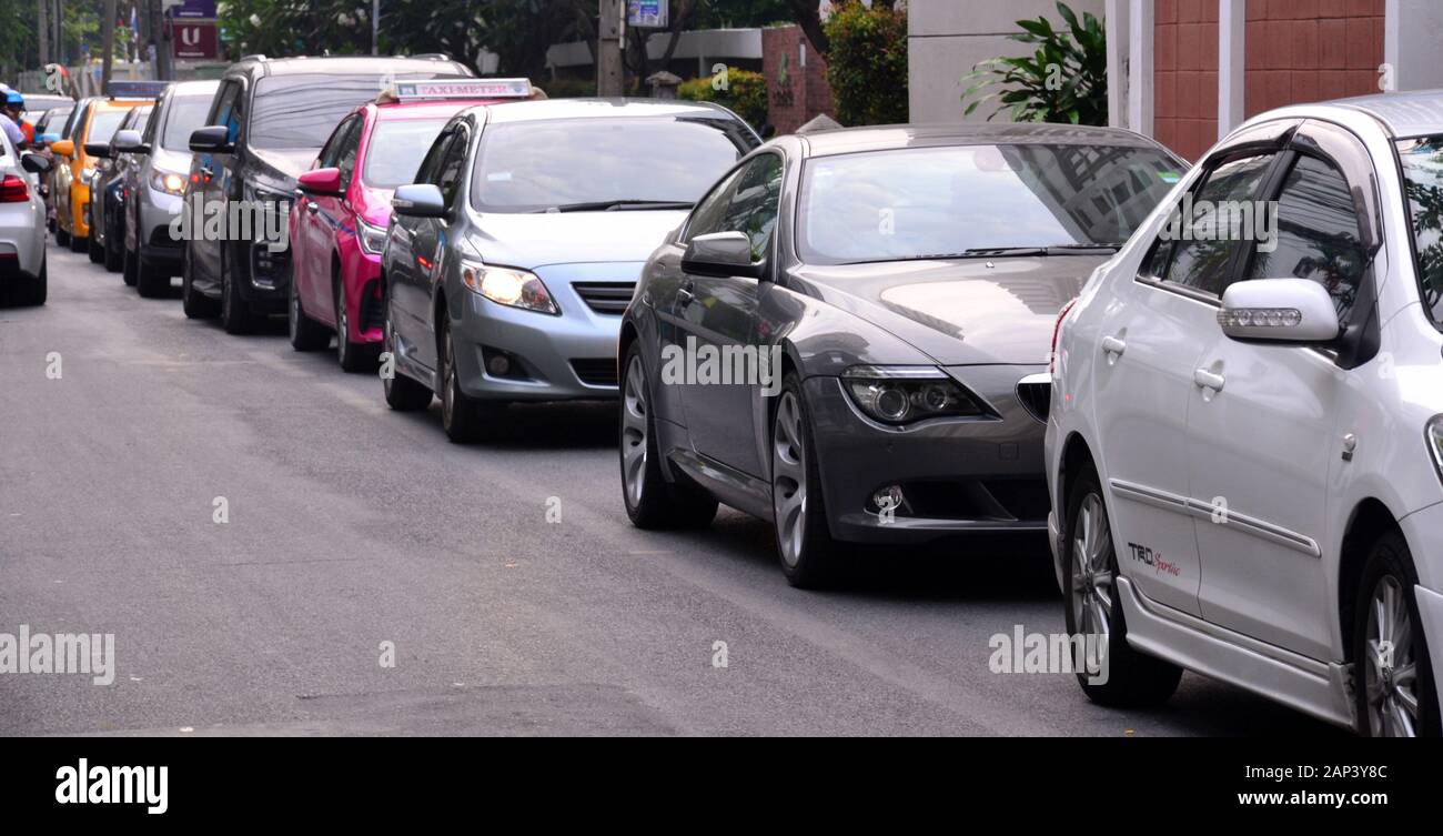 Autos warten in einem Stau auf Soi Ngam Duplee im Sathorn-Gebiet von Bangkok, Thailand, Asien Stockfoto