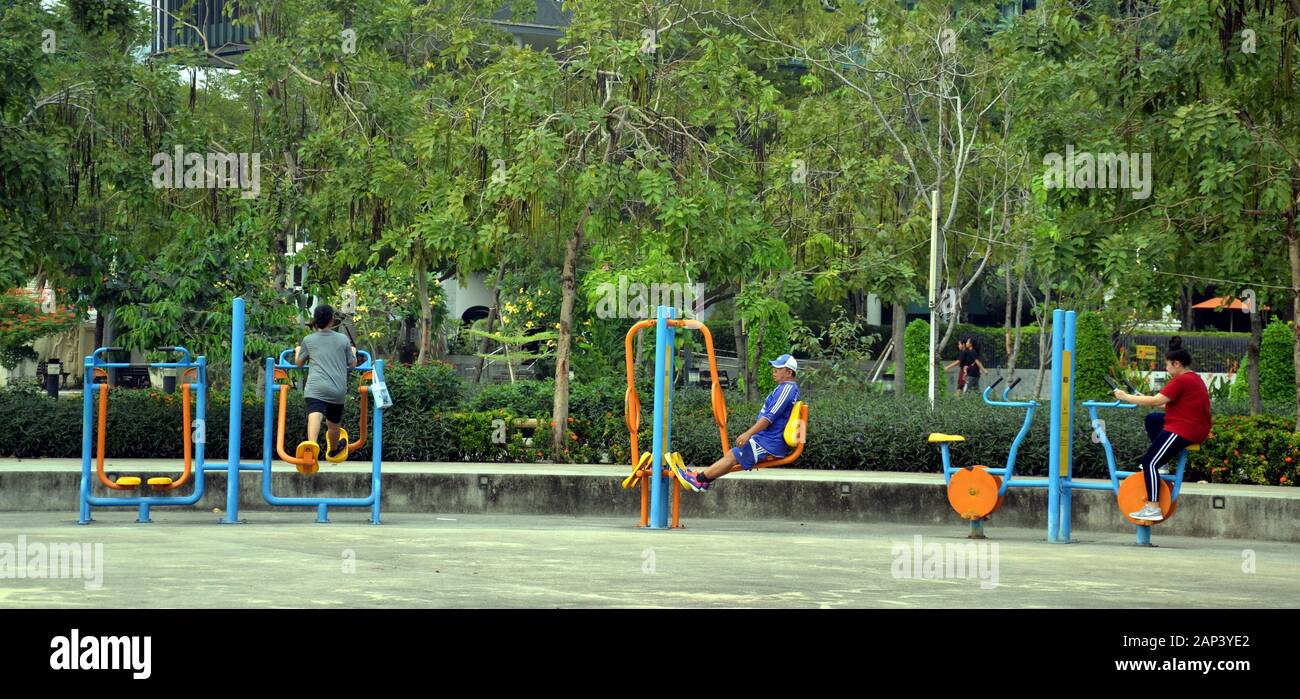 Menschen nutzen individuelle Trainingsgeräte, um gesund zu bleiben und im Freien im Suan Plu Park, Bangkok, Thailand, Asien zu fit zu sein Stockfoto