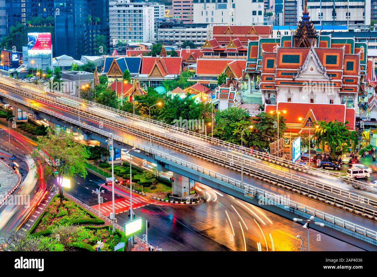Luftaufnahme von Wat Hua Lamphong und Rama IV Road, Bangkok, Thailand Stockfoto