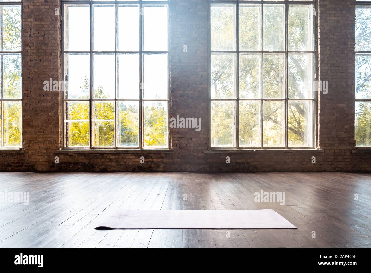 Gerollt Yoga Pilates Gummimatte im Fitnessstudio Studio auf Holzboden Hintergrund Stockfoto