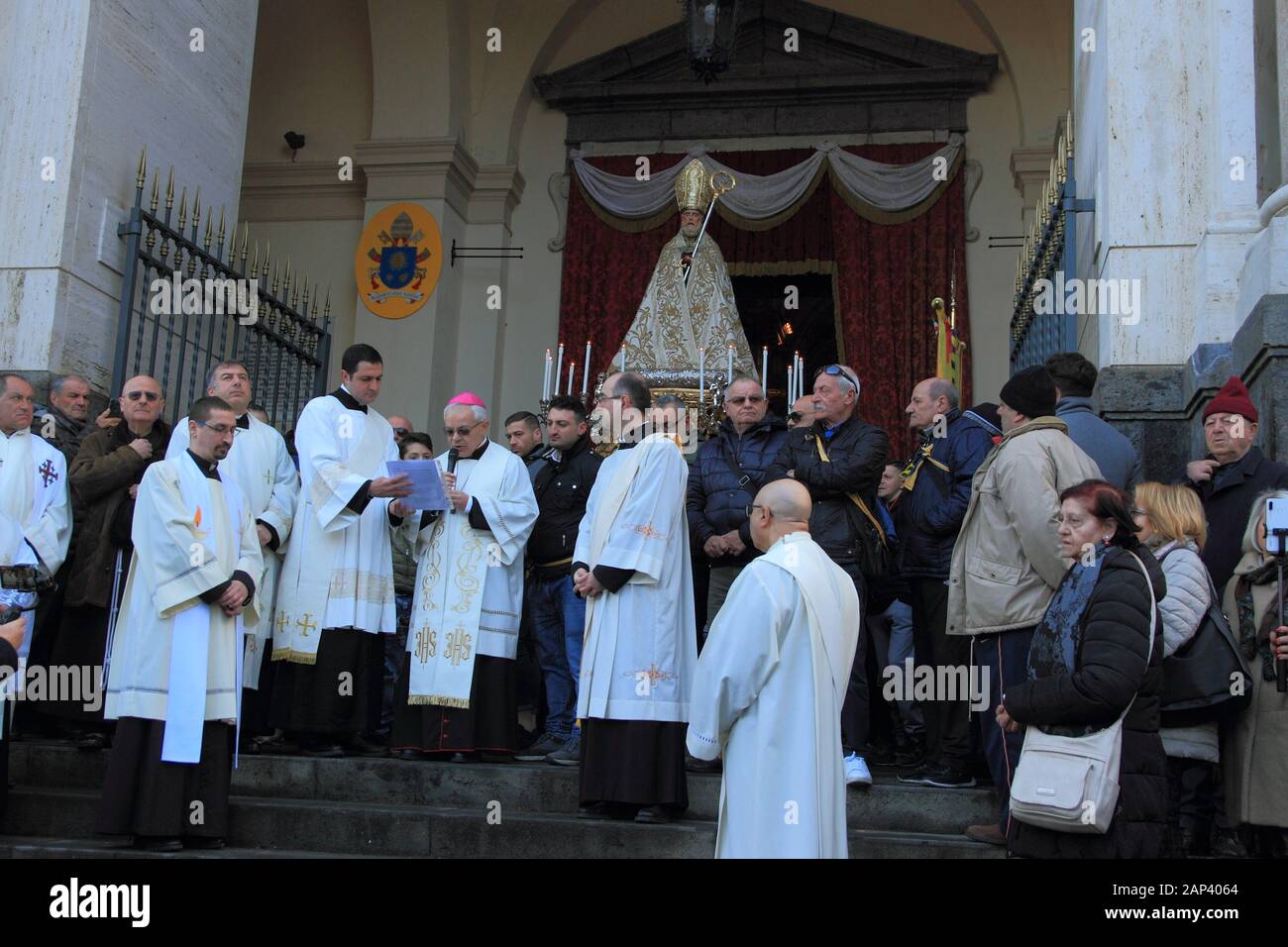 Die Statue des Heiligen Catello am Ausgang der Kathedrale. Der Bischof betet vor Beginn der Prozession . Stockfoto