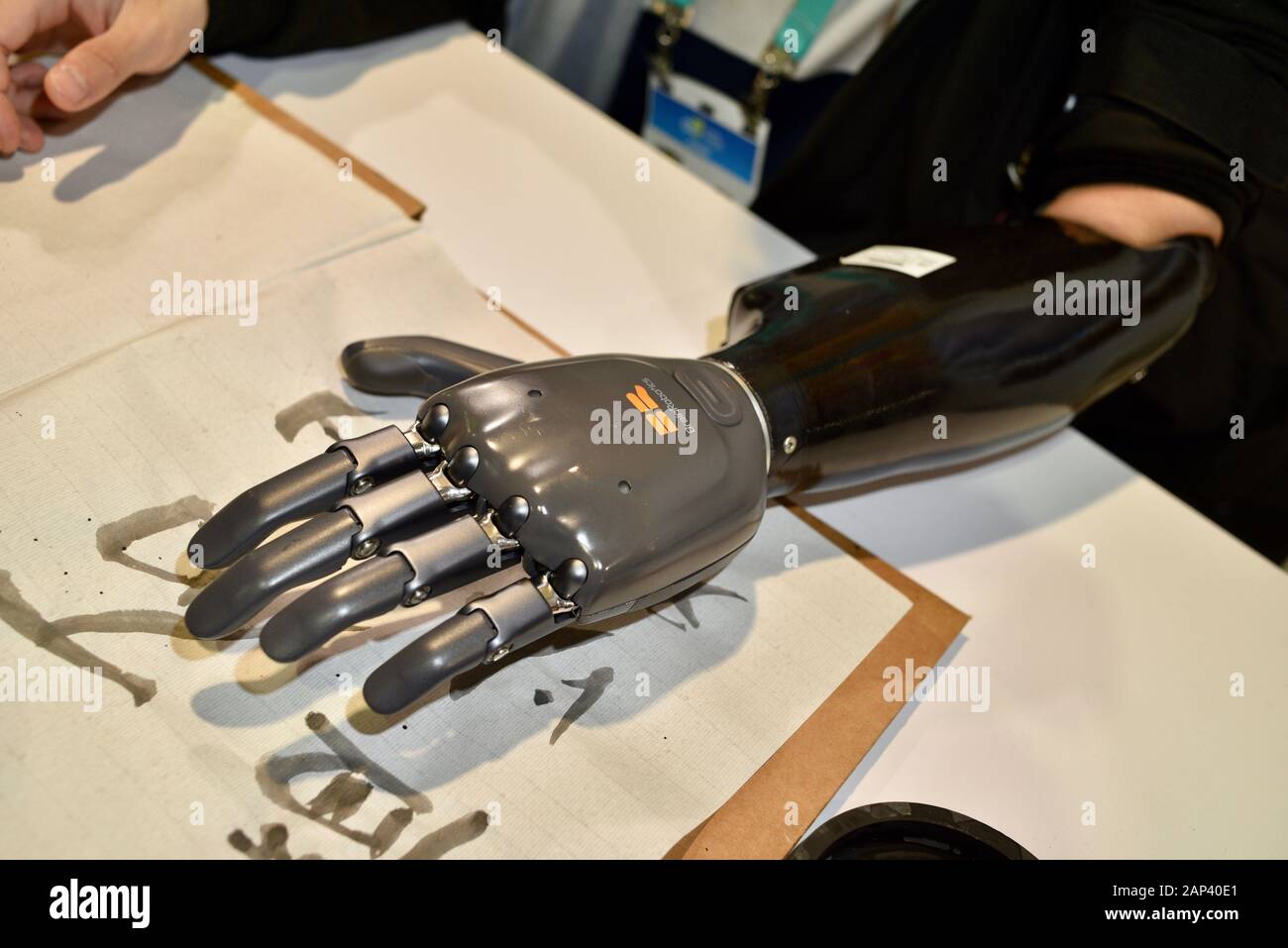 BrainCo prothetischer Arm und Hand mit künstlicher Intelligenz und maschinellen Lernmethoden, um Nervensignale von Patient zu Hand, CES, Las Vegas, zu erfassen. Stockfoto